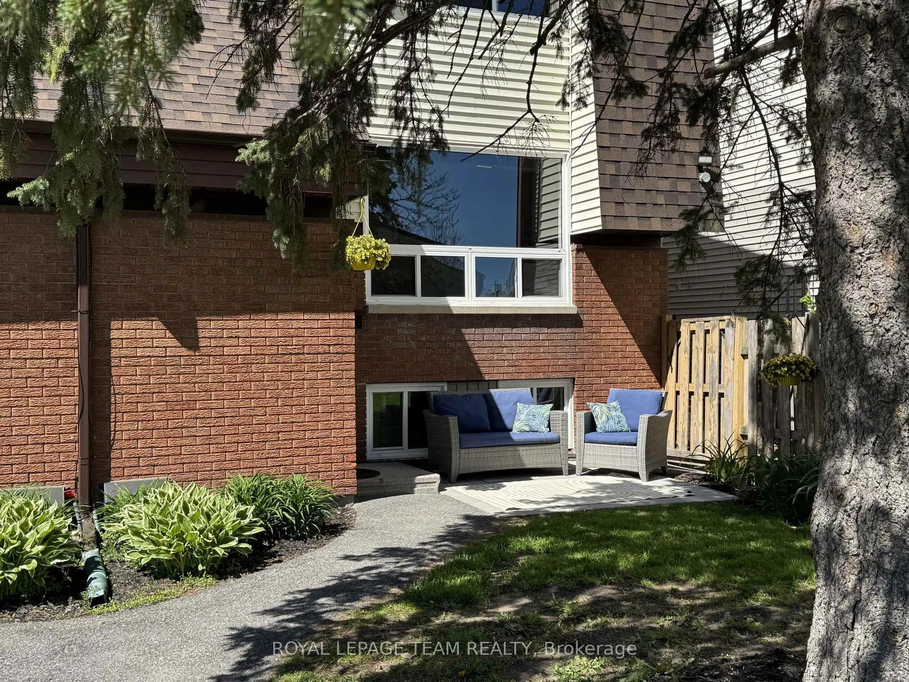 Patio, street for 21 Woodvale Green #B, Ottawa Ontario K2G 4H3