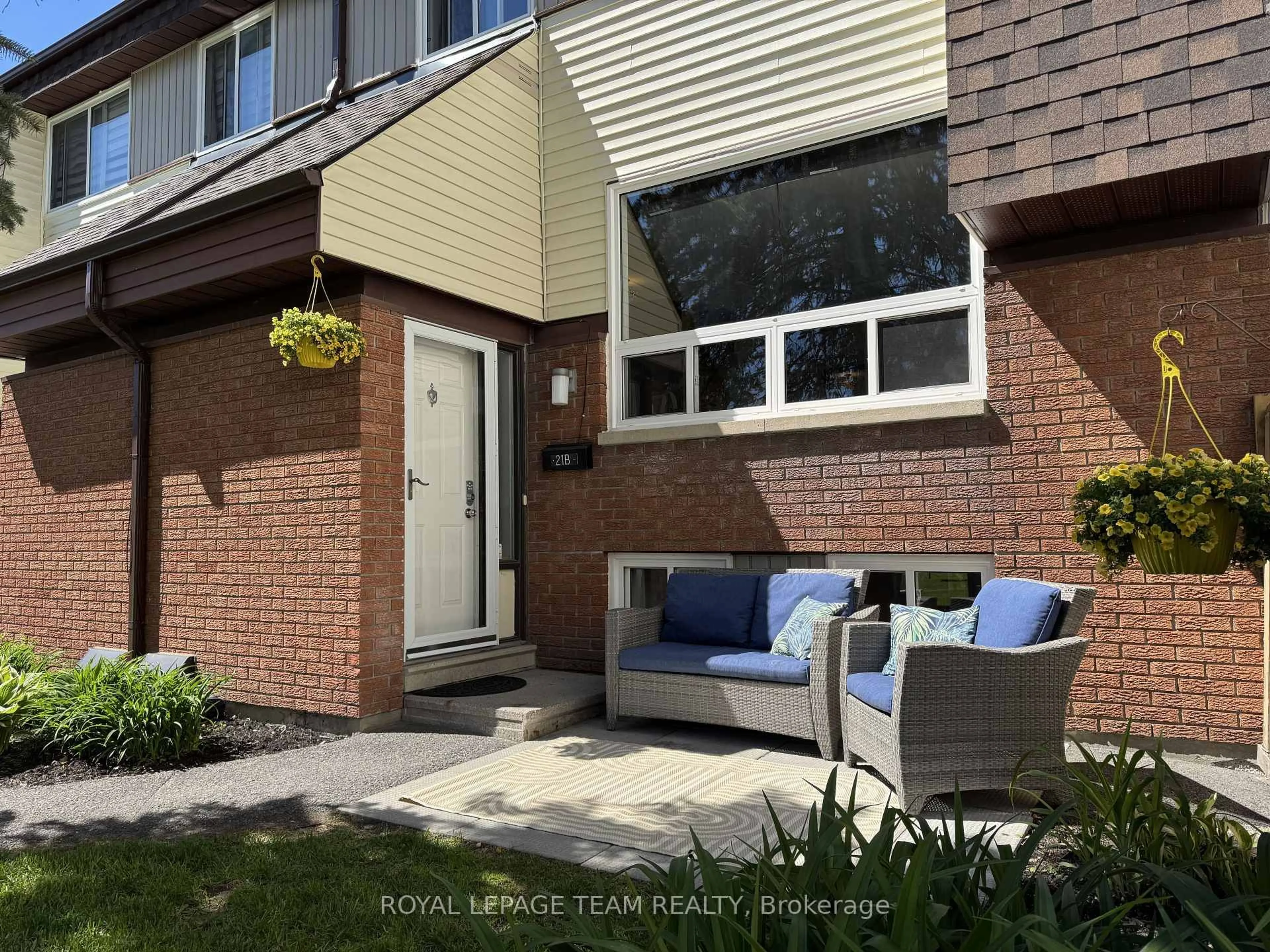 Patio, street for 21 Woodvale Green #B, Ottawa Ontario K2G 4H3