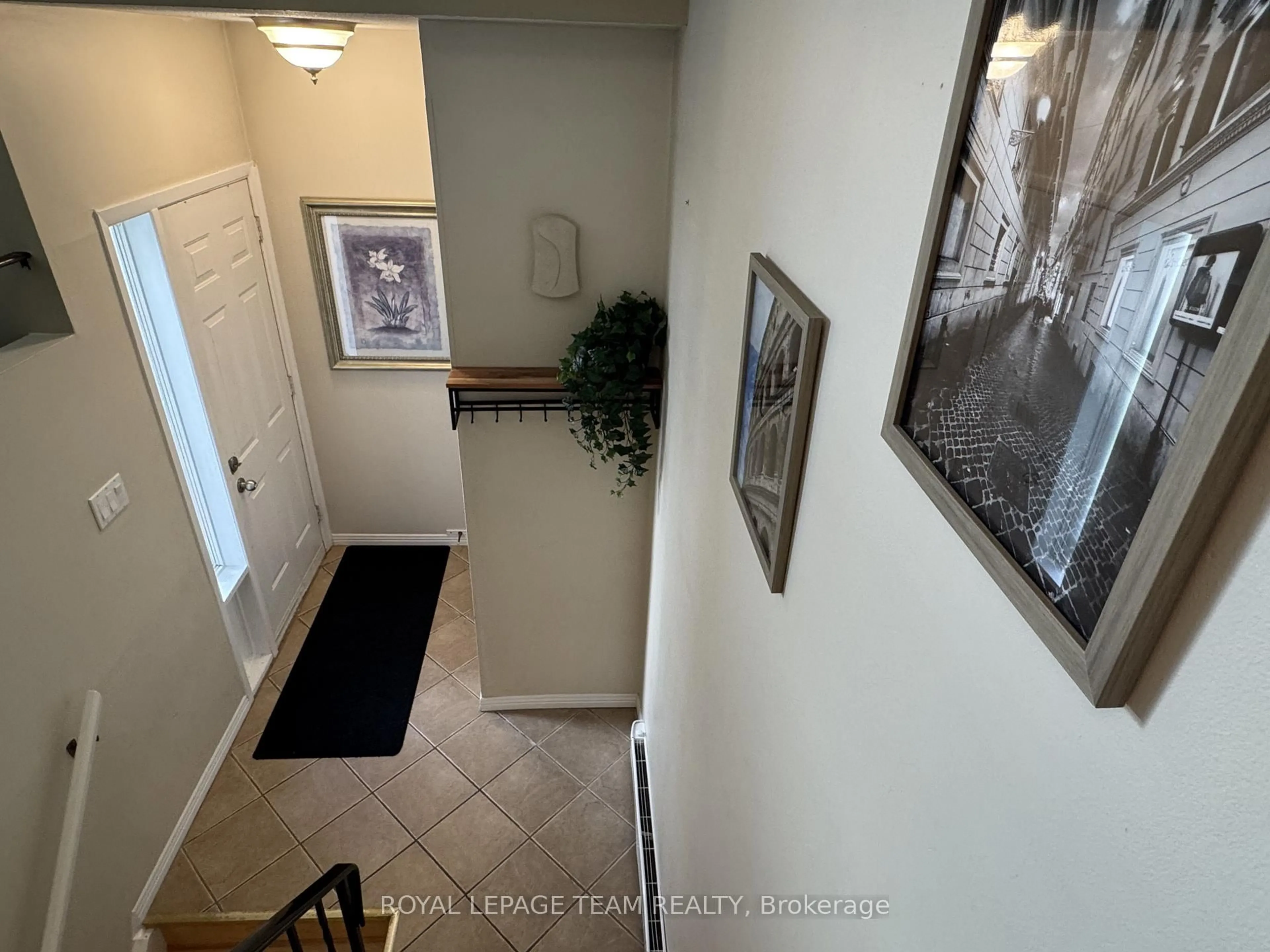Indoor entryway for 21 Woodvale Green #B, Ottawa Ontario K2G 4H3
