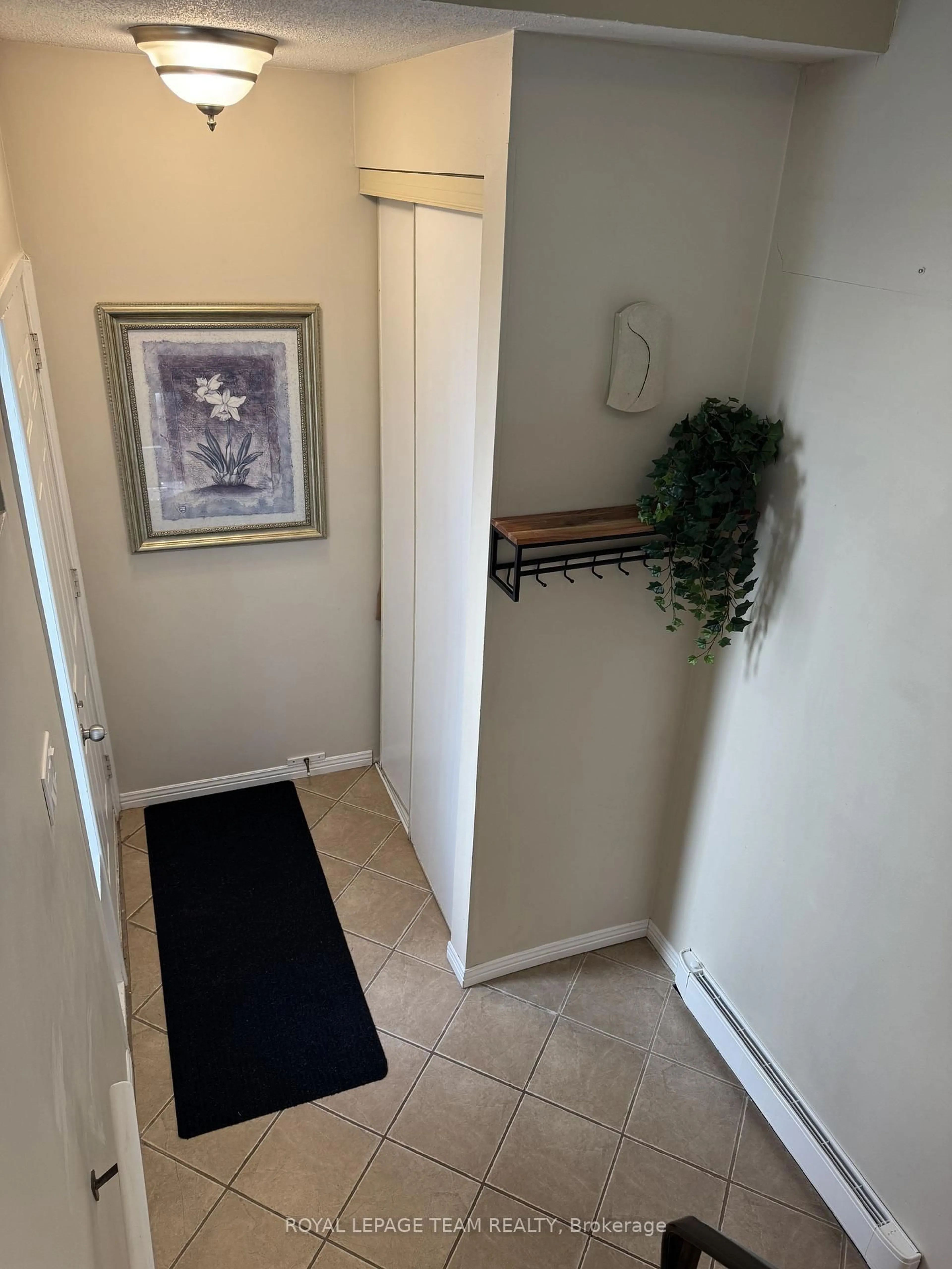 Indoor entryway for 21 Woodvale Green #B, Ottawa Ontario K2G 4H3