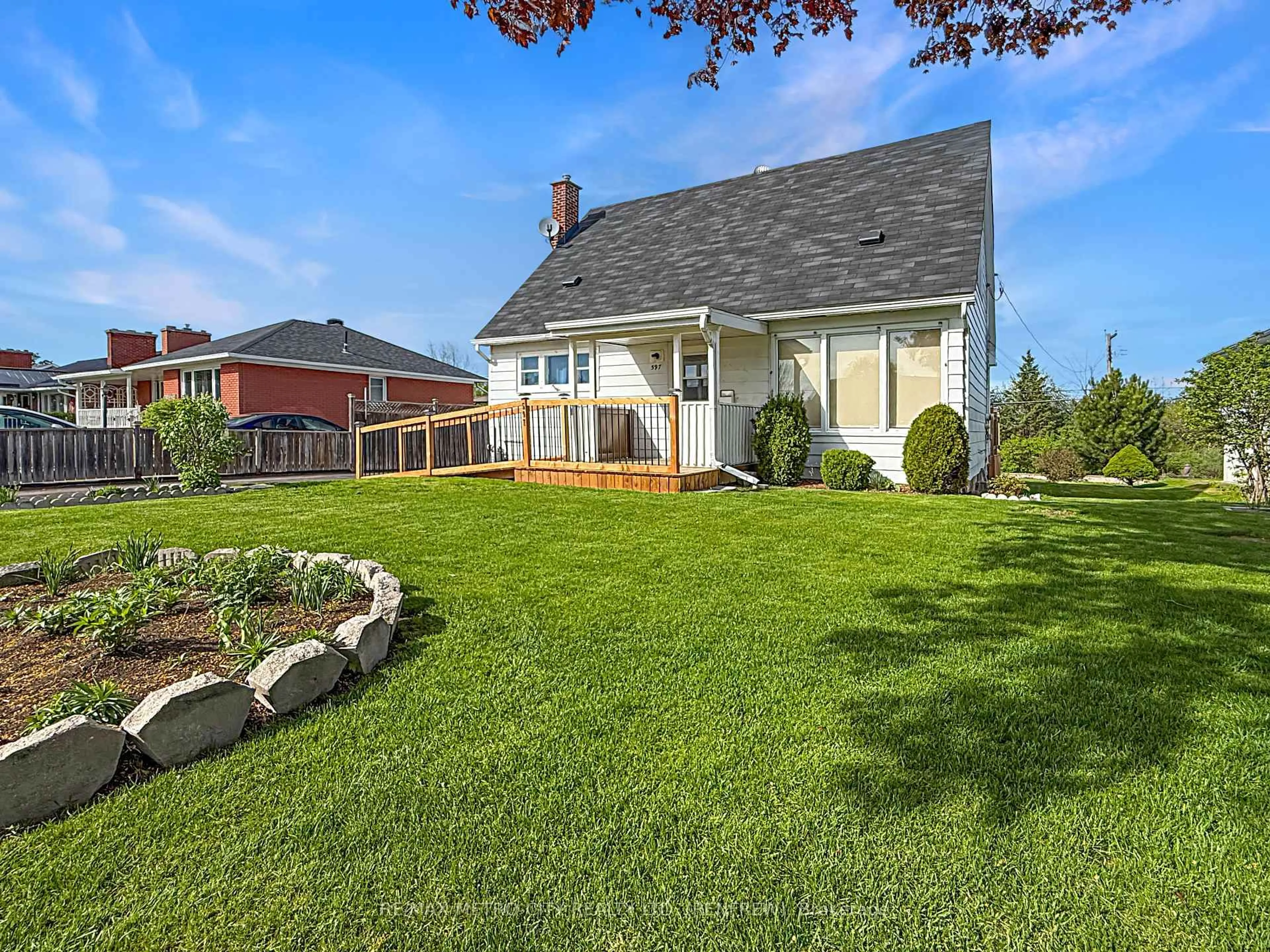 Home with vinyl exterior material, unknown for 597 Fortington St, Renfrew Ontario K7V 1E5