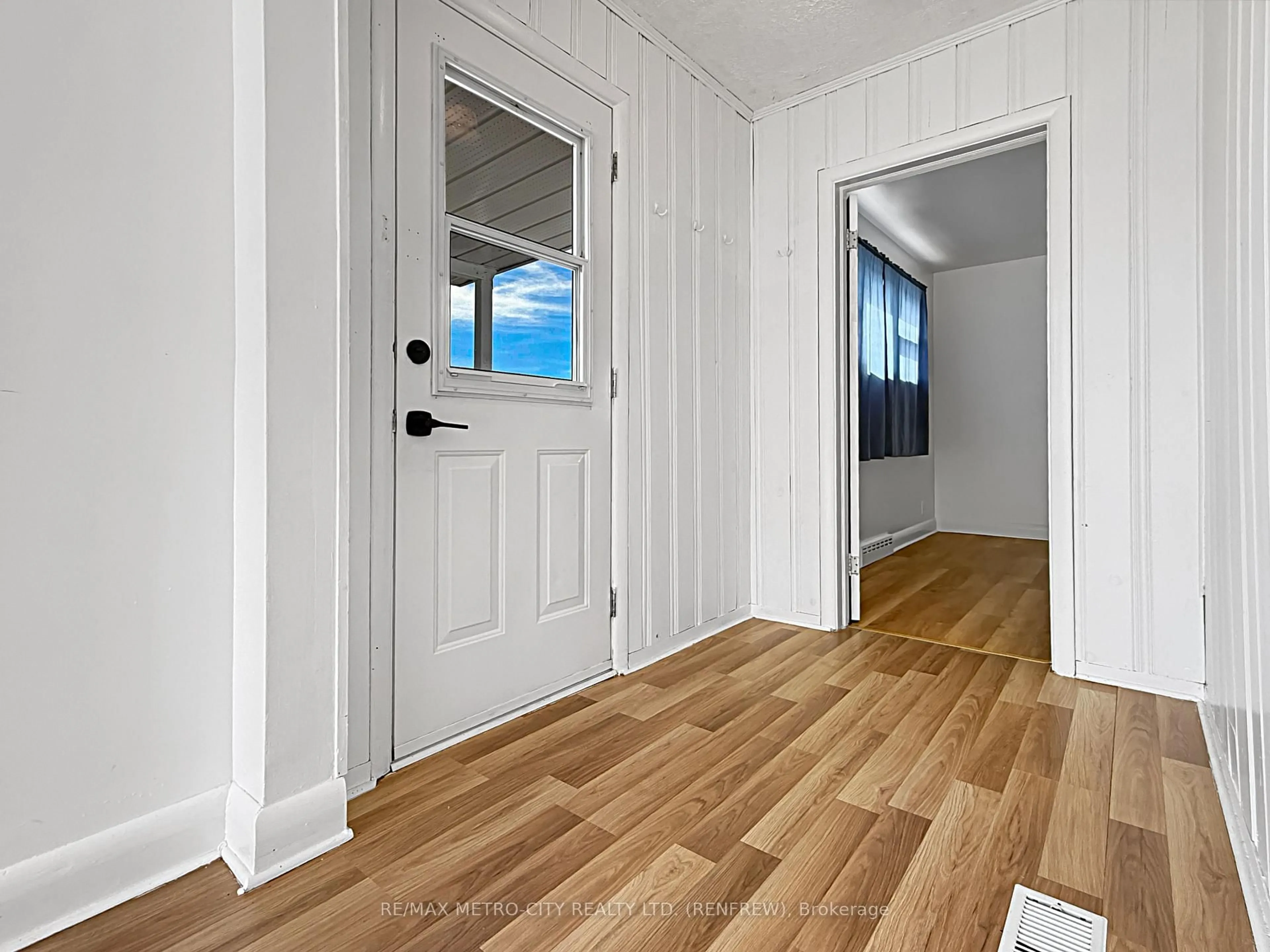 Indoor entryway for 597 Fortington St, Renfrew Ontario K7V 1E5