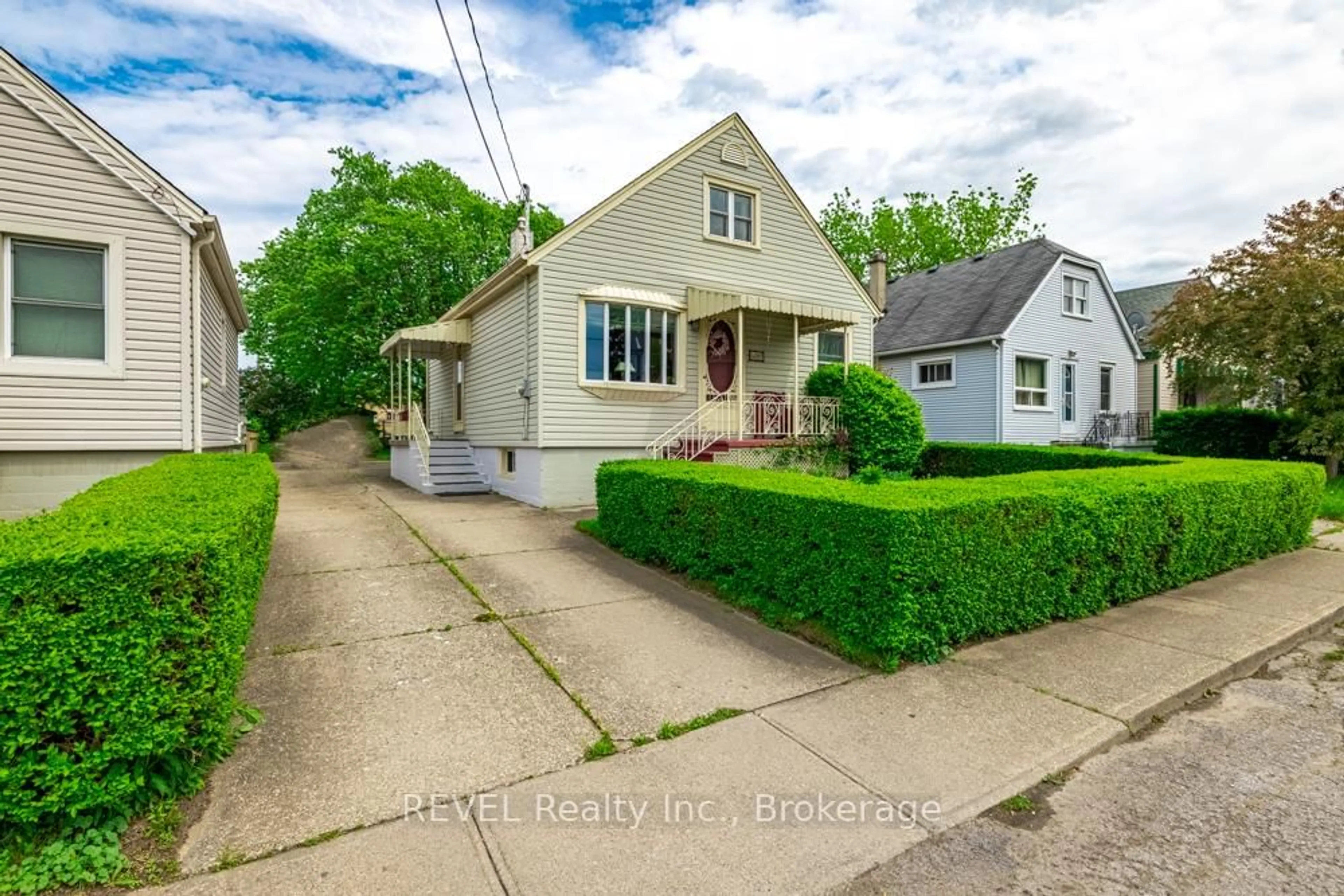 A pic from outside/outdoor area/front of a property/back of a property/a pic from drone, street for 4092 Acheson Ave, Niagara Falls Ontario L2E 3L9