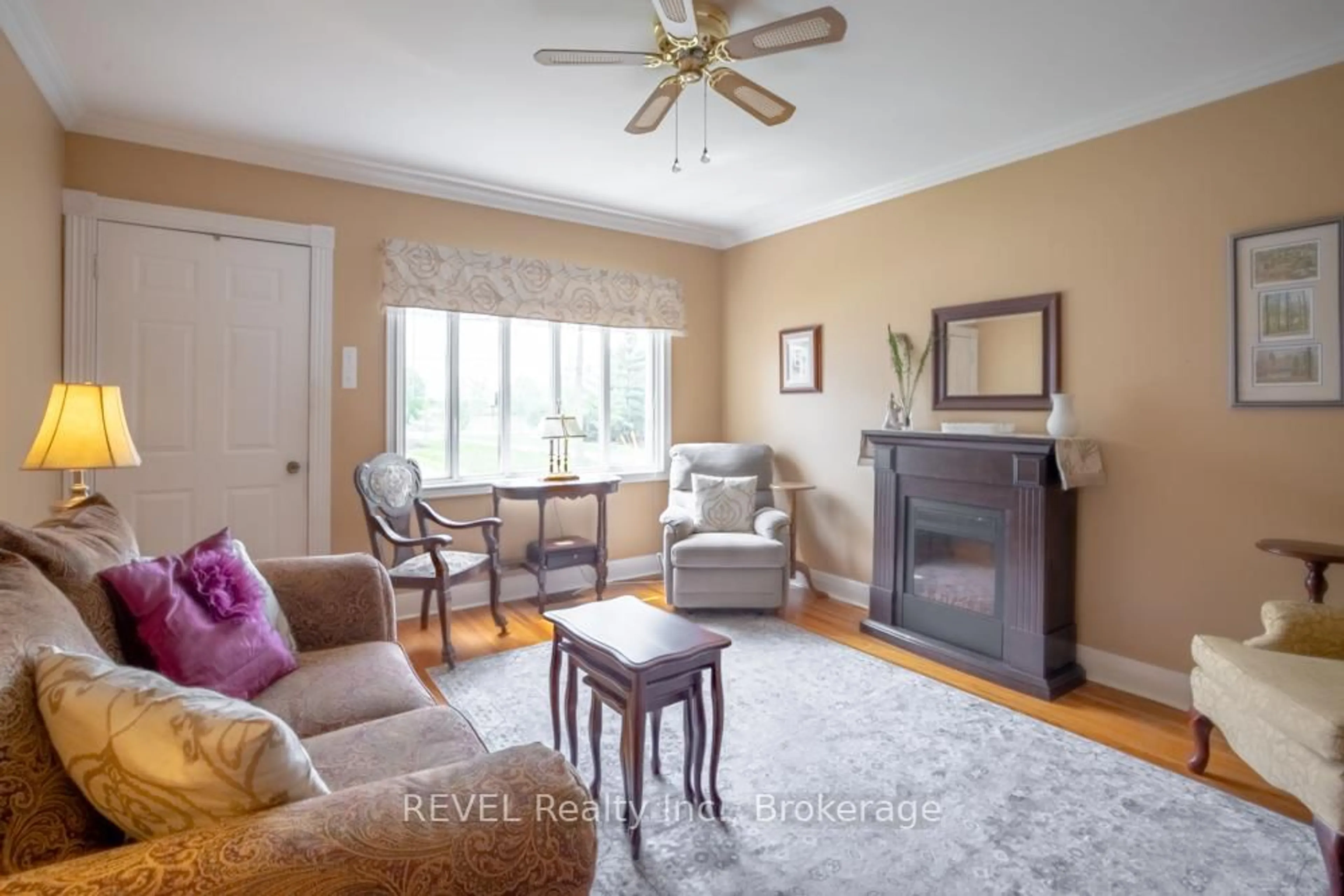 Living room with furniture, unknown for 4092 Acheson Ave, Niagara Falls Ontario L2E 3L9