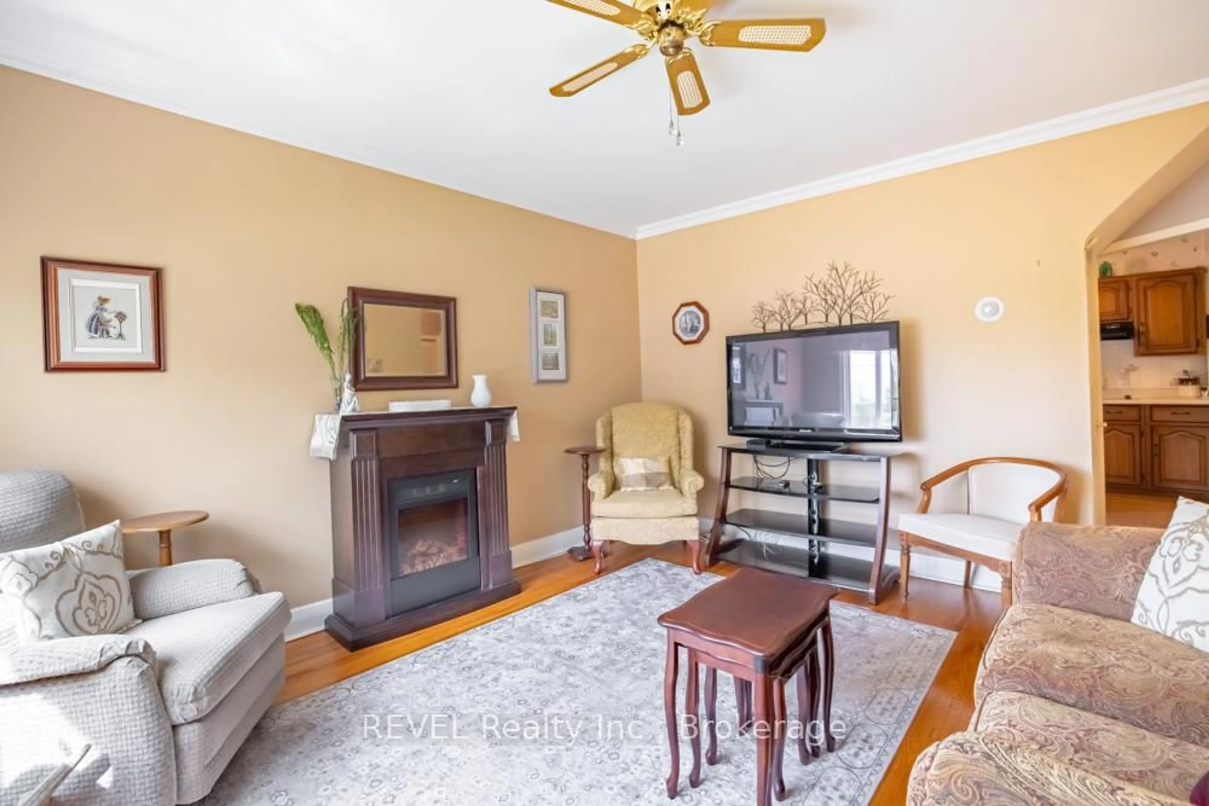 Living room with furniture, unknown for 4092 Acheson Ave, Niagara Falls Ontario L2E 3L9