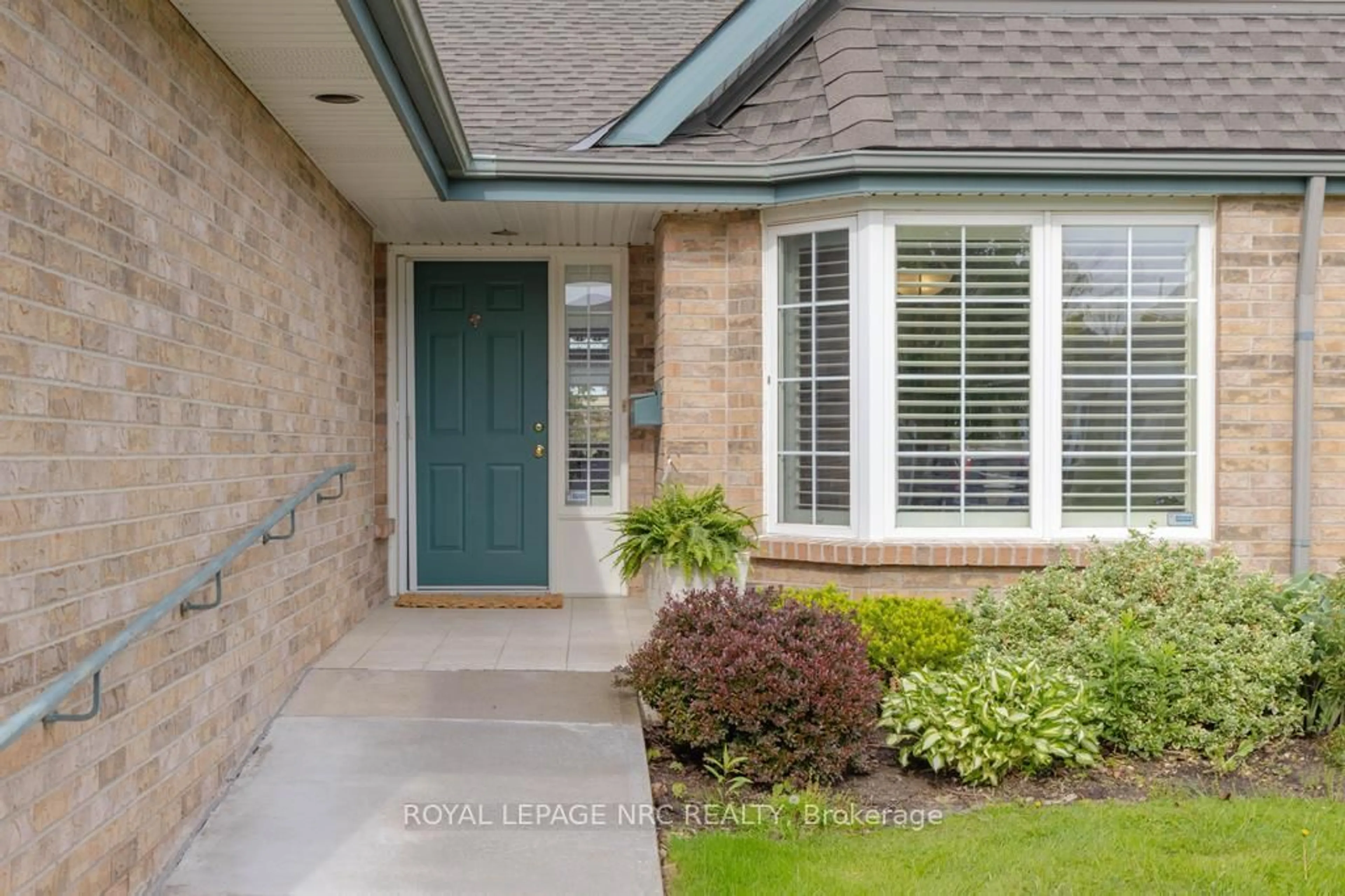 Home with brick exterior material, street for 121 Glen Morris Dr #10, St. Catharines Ontario L2T 4C5