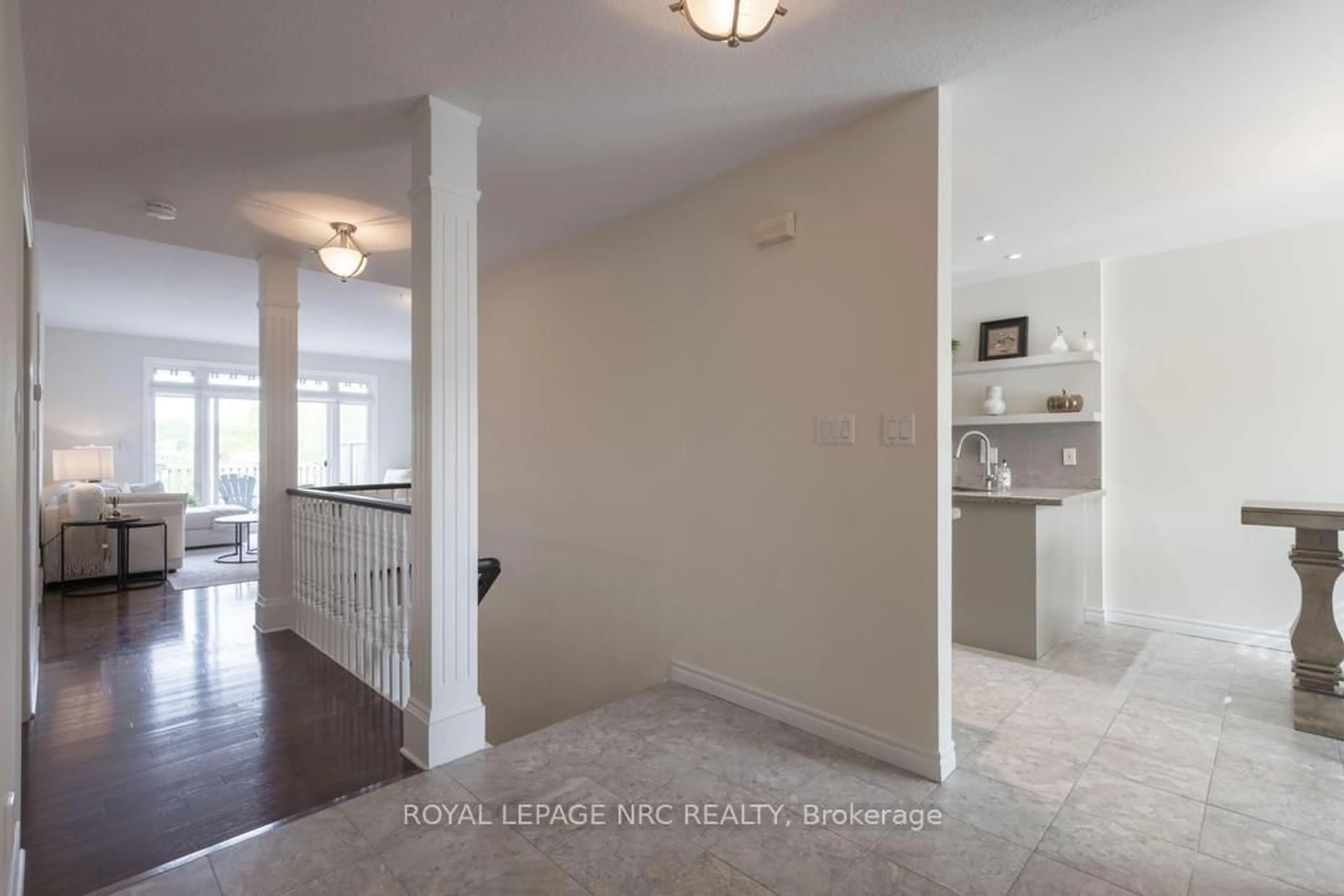 Indoor entryway for 121 Glen Morris Dr #10, St. Catharines Ontario L2T 4C5