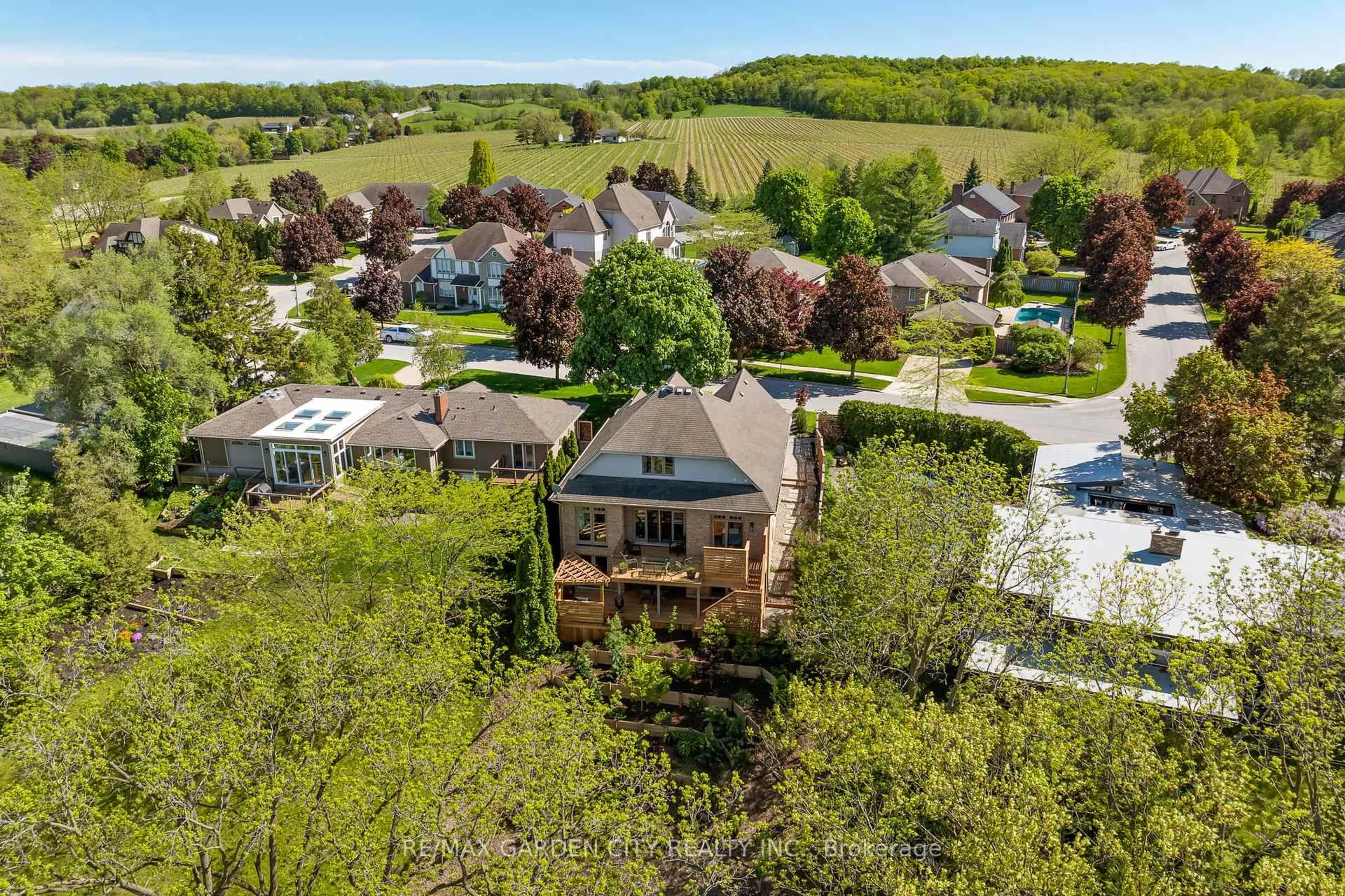 A pic from outside/outdoor area/front of a property/back of a property/a pic from drone, unknown for 3465 Vinehaven Tr, Lincoln Ontario L0R 2C0