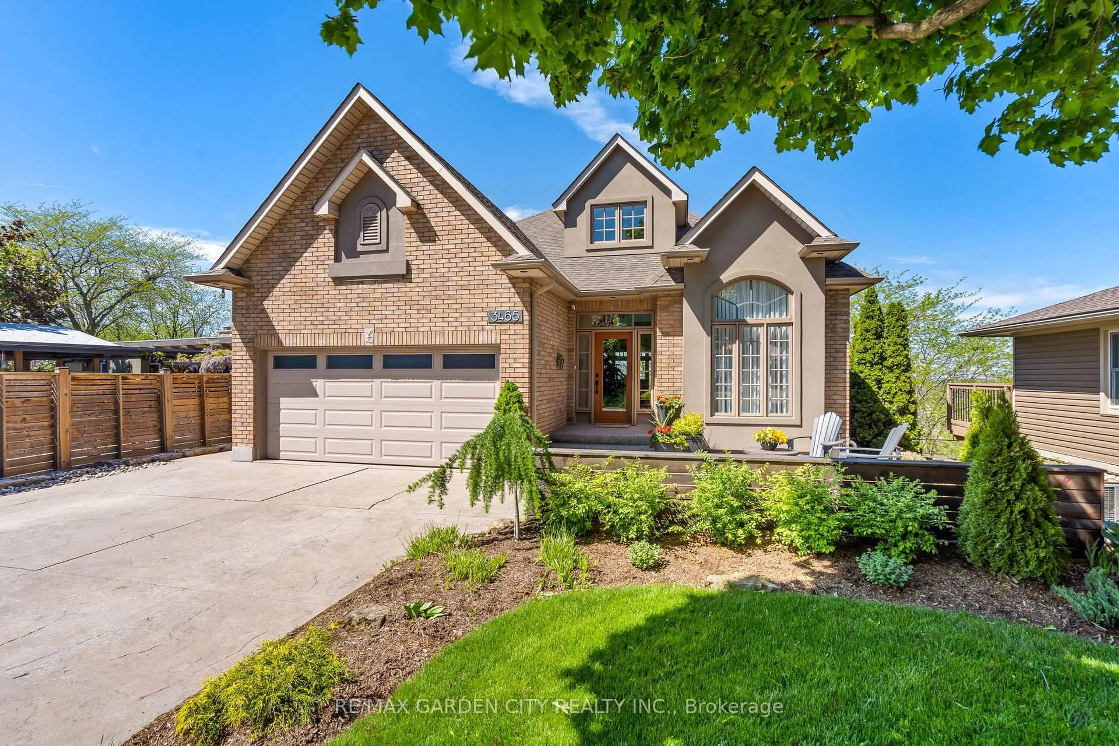Home with brick exterior material, street for 3465 Vinehaven Tr, Lincoln Ontario L0R 2C0