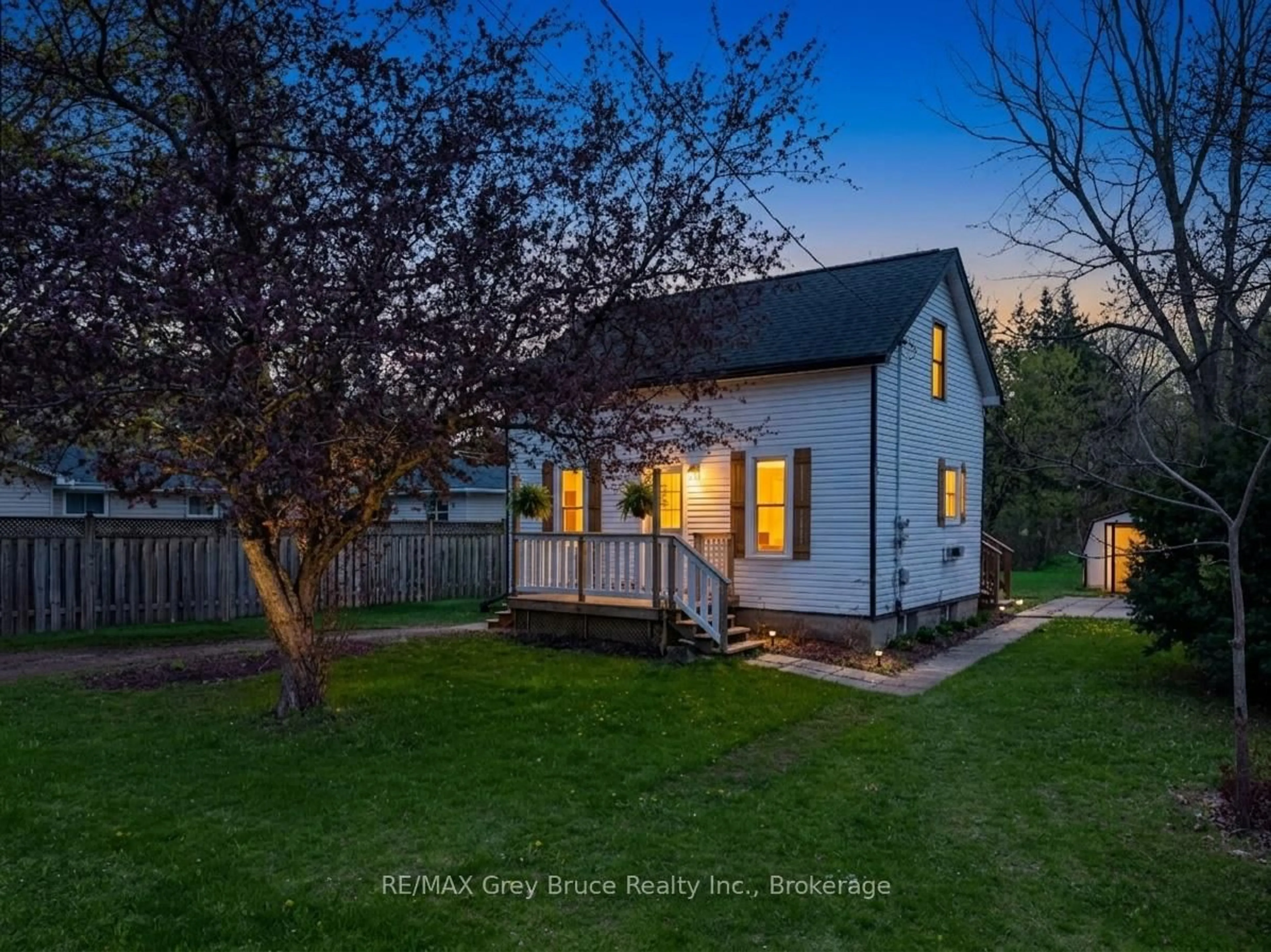 A pic from outside/outdoor area/front of a property/back of a property/a pic from drone, street for 283 MARGARET St, Meaford Ontario N4L 1B5