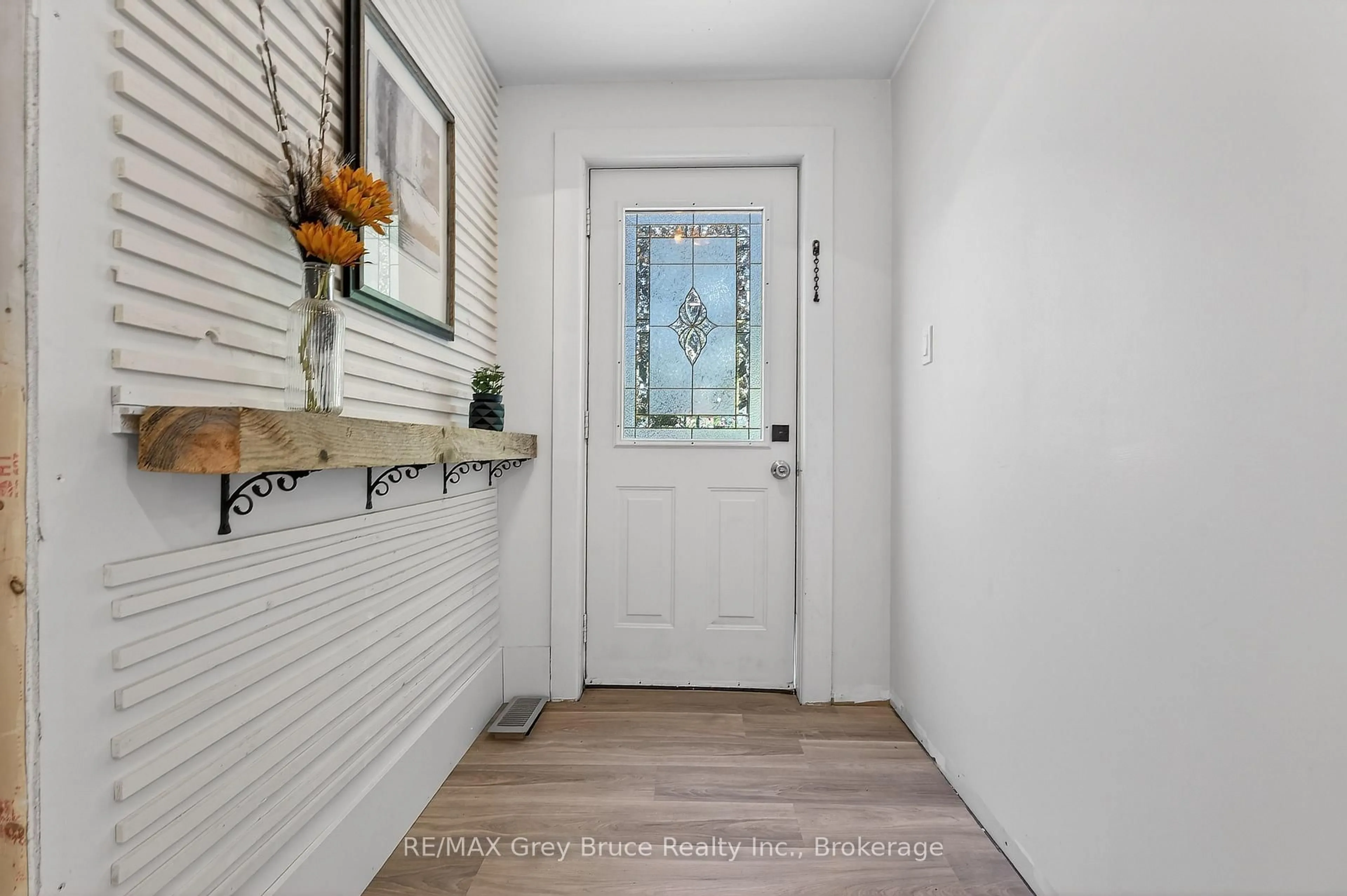 Indoor entryway for 283 MARGARET St, Meaford Ontario N4L 1B5