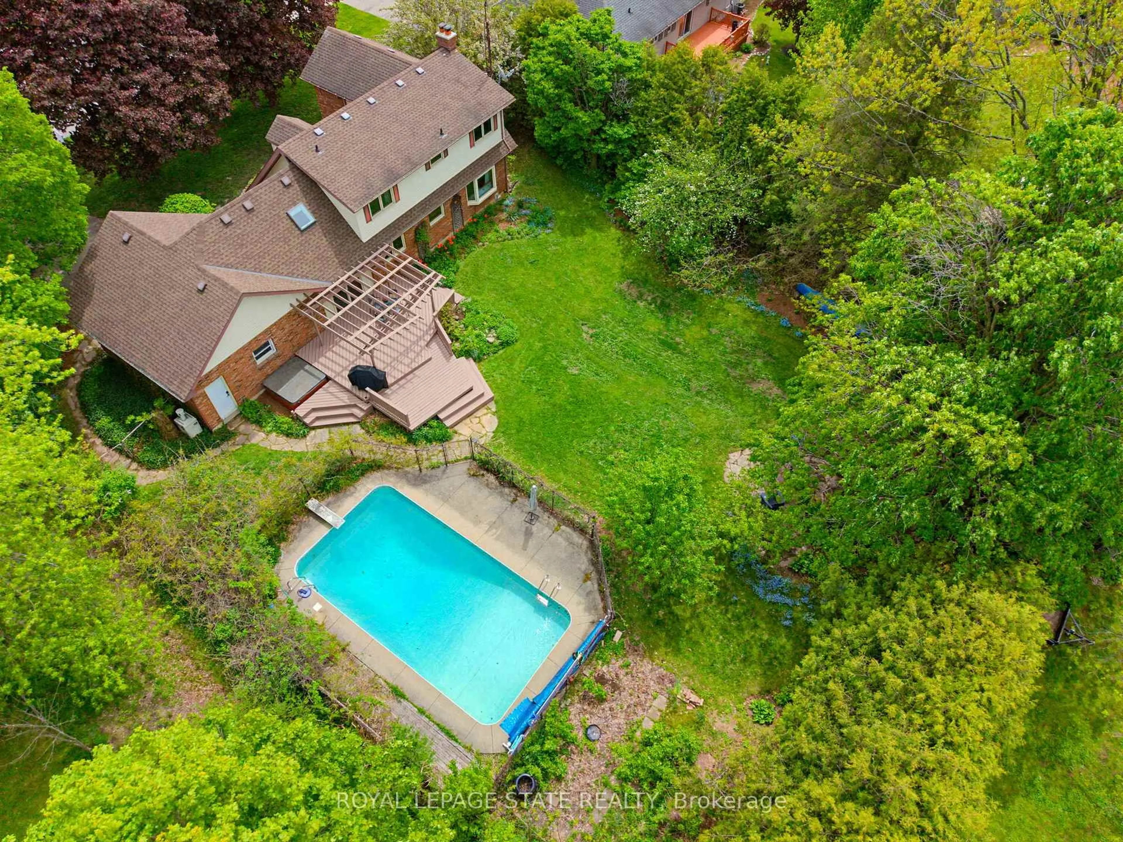 A pic from outside/outdoor area/front of a property/back of a property/a pic from drone, unknown for 36 Jane St, Cambridge Ontario N0B 1L0