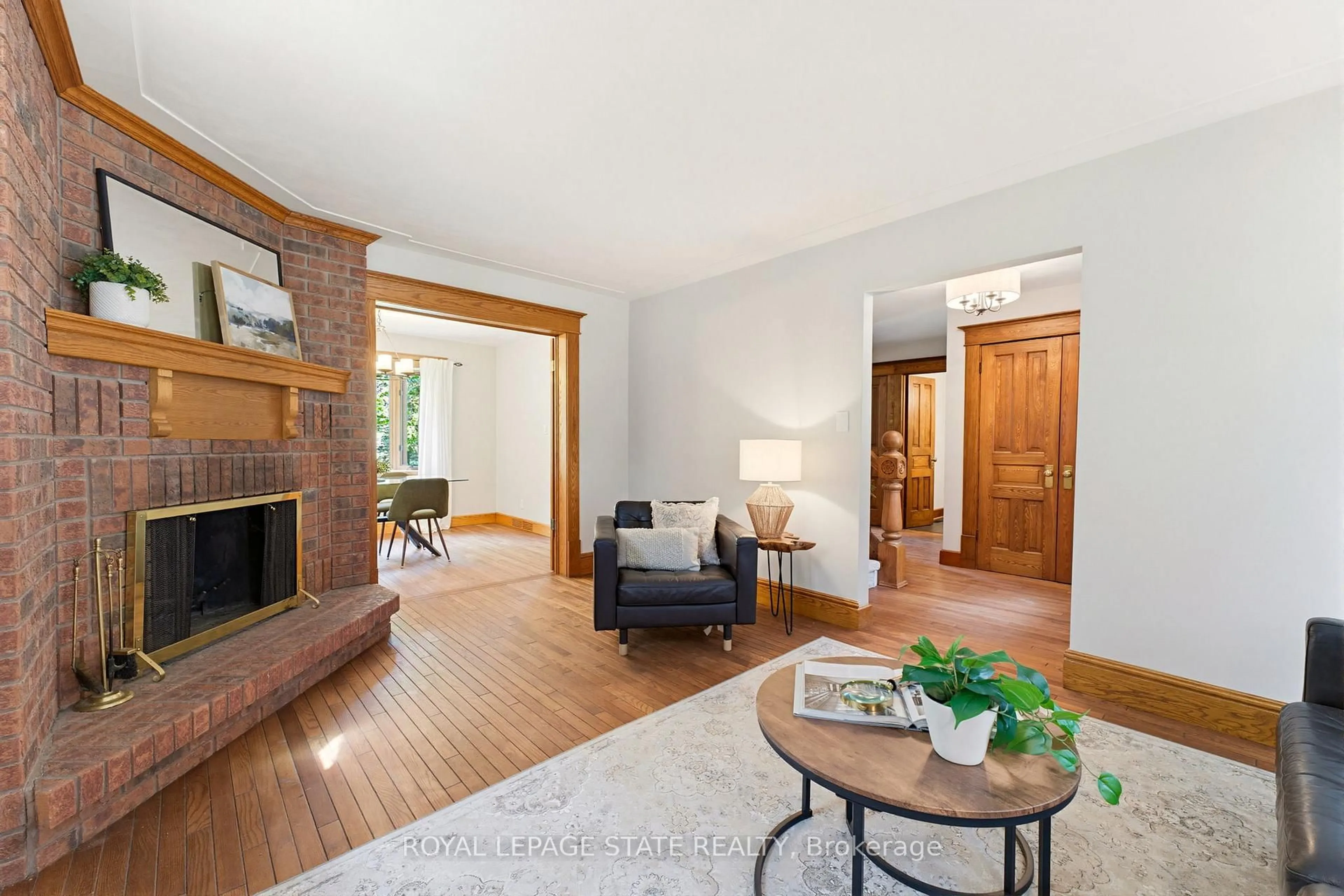 Living room with furniture, wood/laminate floor for 36 Jane St, Cambridge Ontario N0B 1L0