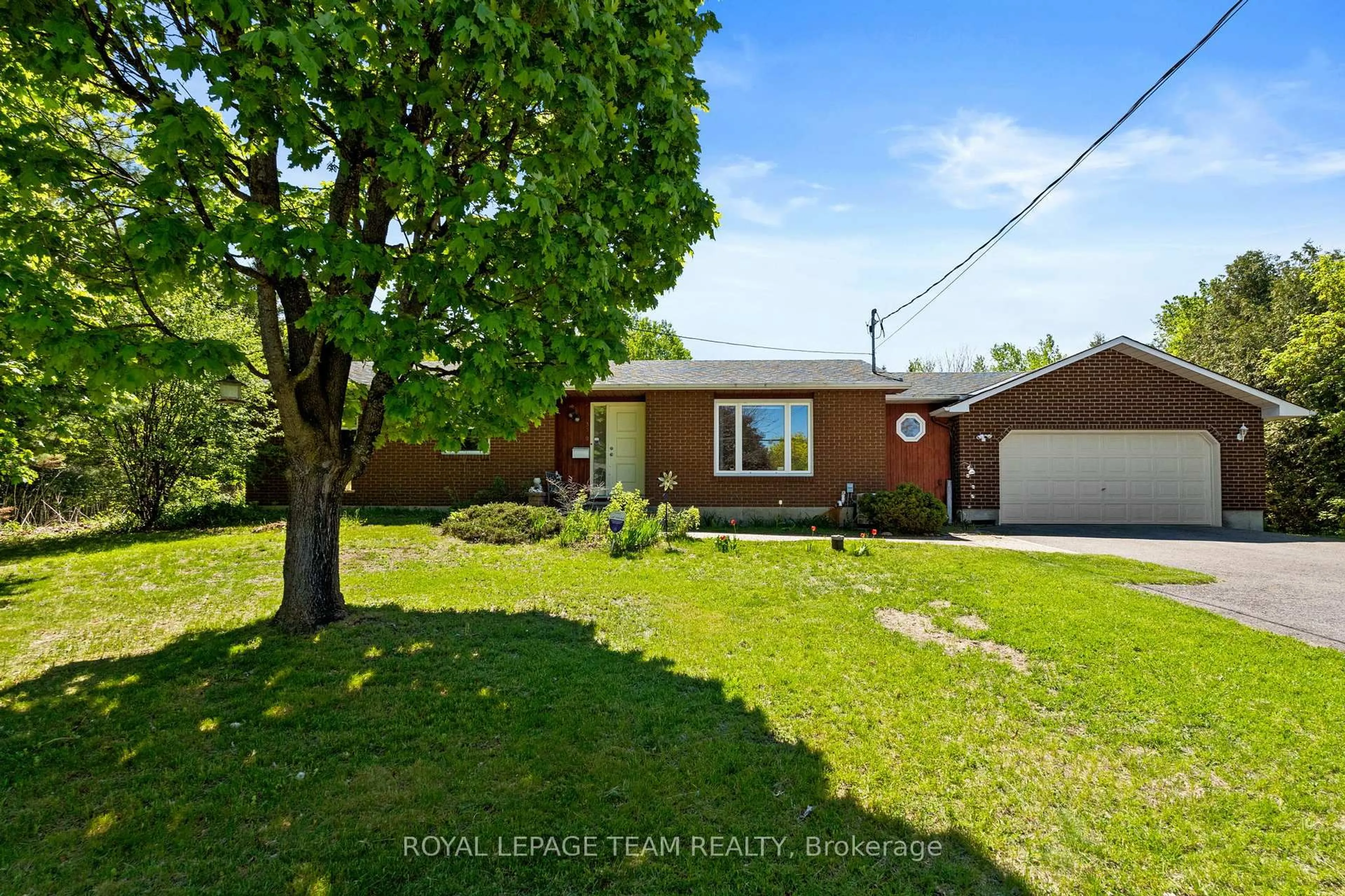 A pic from outside/outdoor area/front of a property/back of a property/a pic from drone, street for 3383 Elizabeth St, Osgoode Ontario K0A 2W0