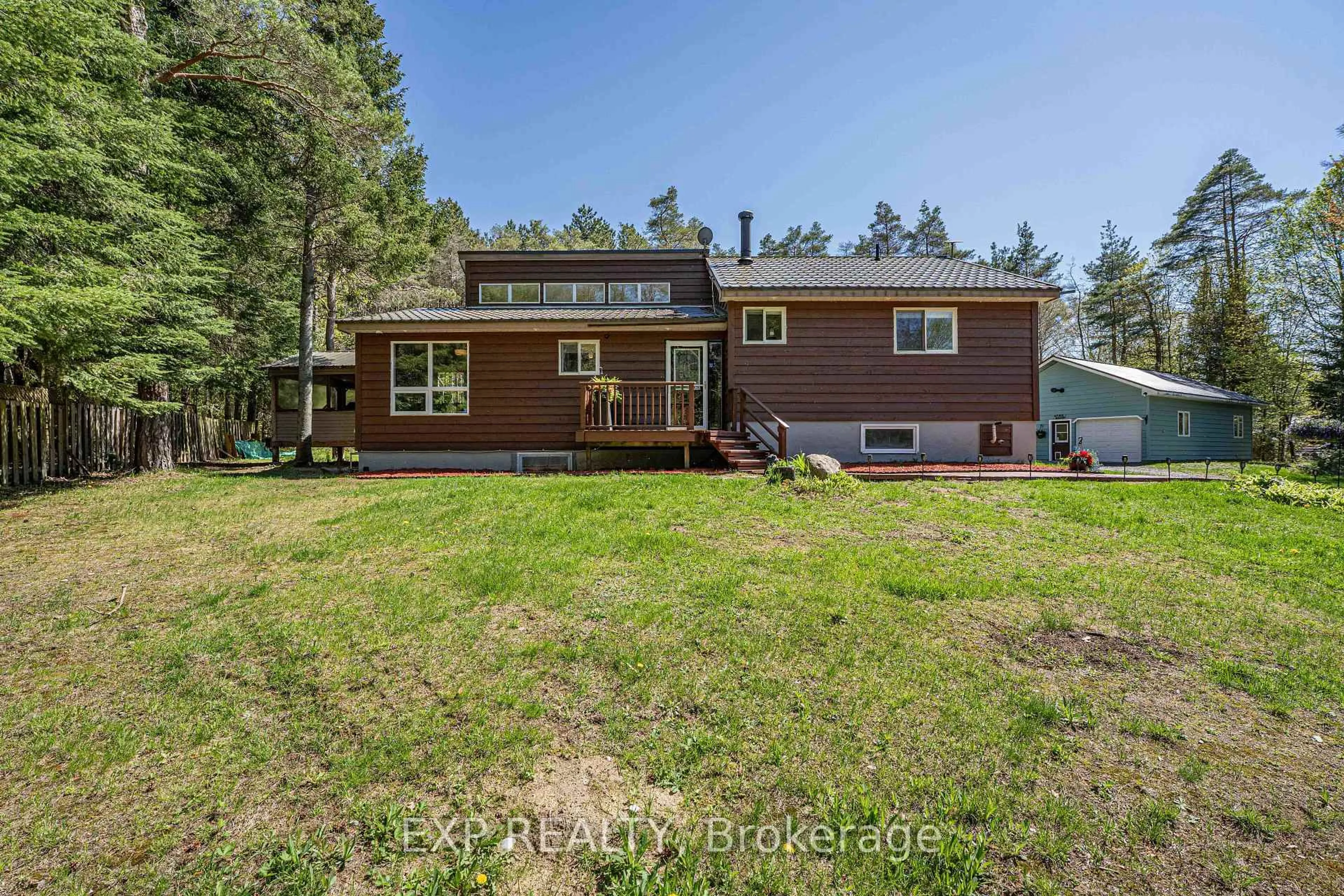 Home with vinyl exterior material, water/lake/river/ocean view for 1138 Skeleton Lake 2 Rd, Muskoka Lakes Ontario P0B 1M0