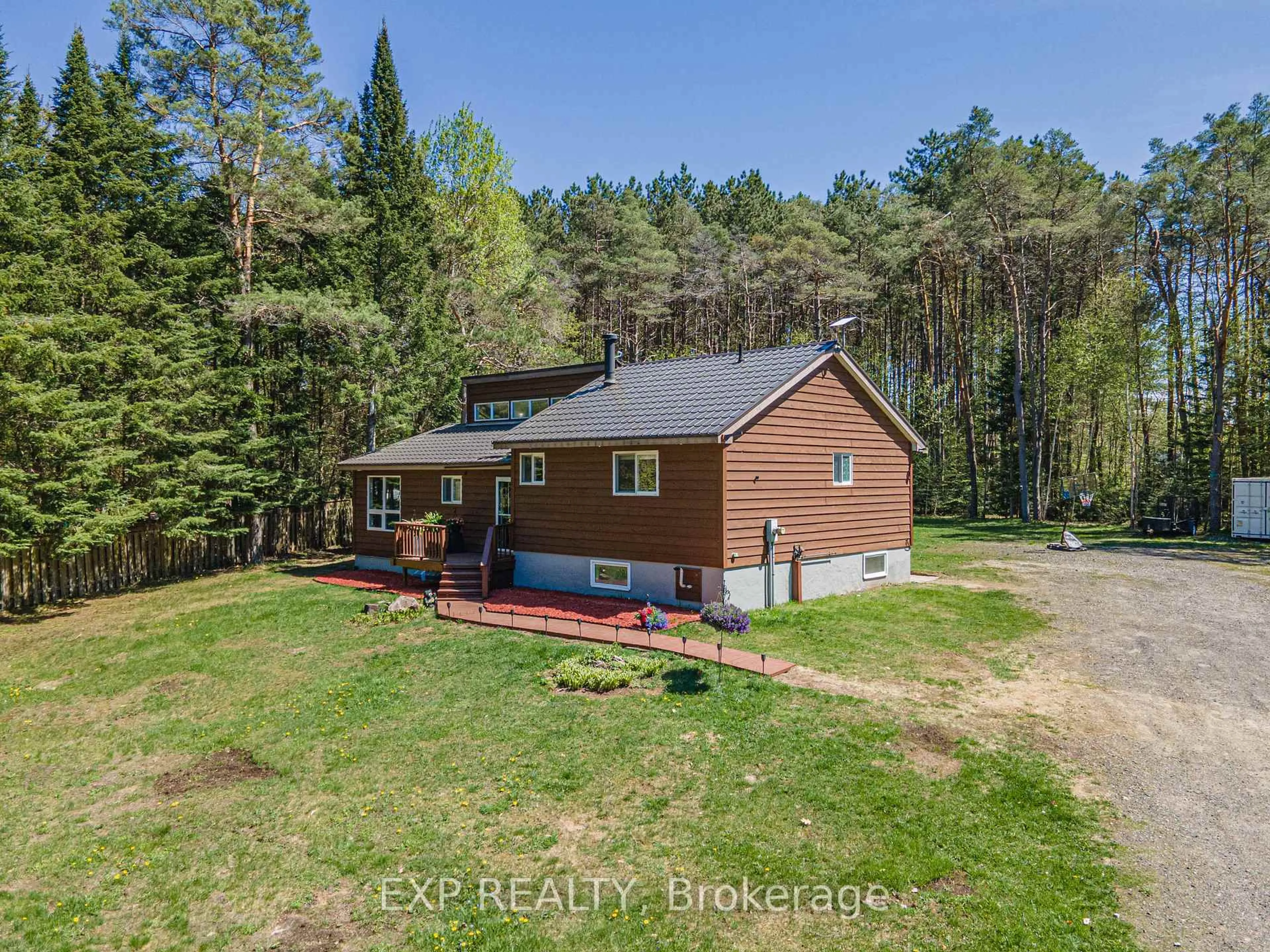 A pic from outside/outdoor area/front of a property/back of a property/a pic from drone, unknown for 1138 Skeleton Lake 2 Rd, Muskoka Lakes Ontario P0B 1M0