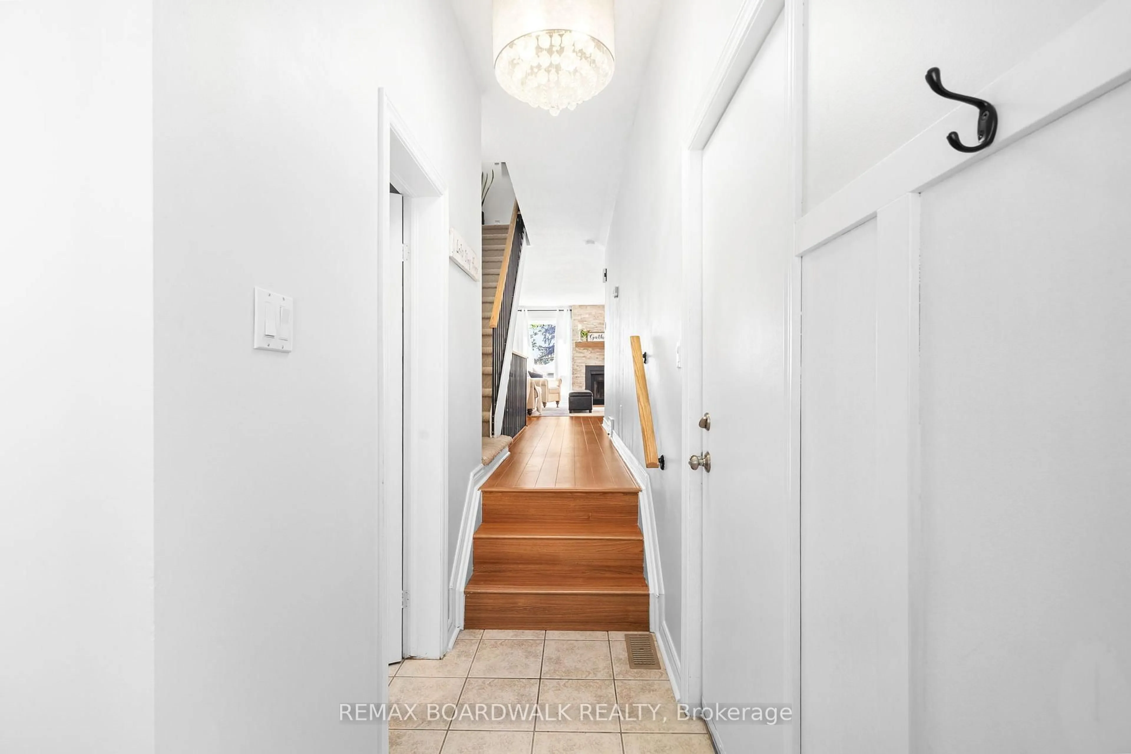 Indoor foyer for 123 Halley St, Ottawa Ontario K2J 3R8
