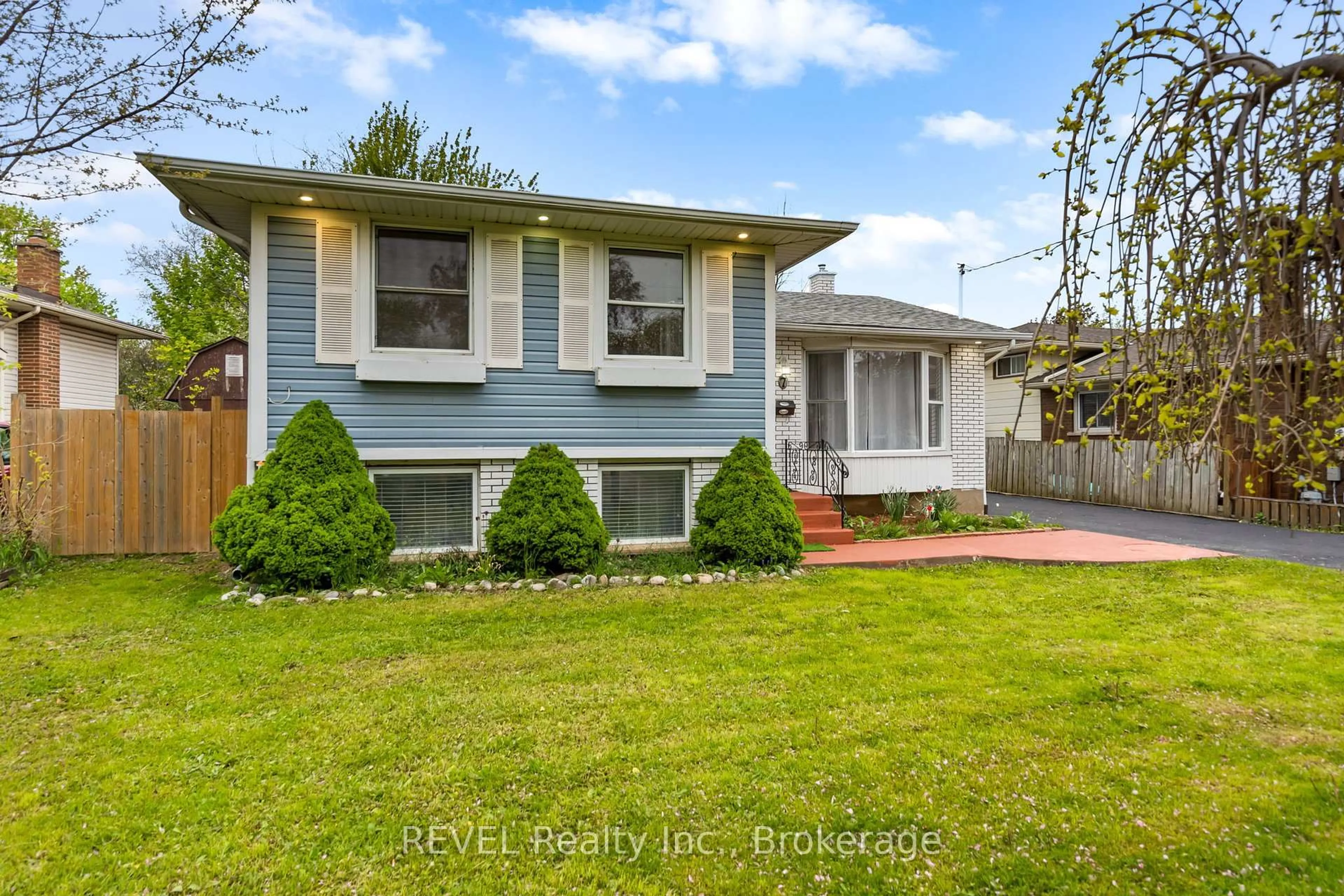Home with vinyl exterior material, street for 7 Rendale Ave, St. Catharines Ontario L2M 6E9