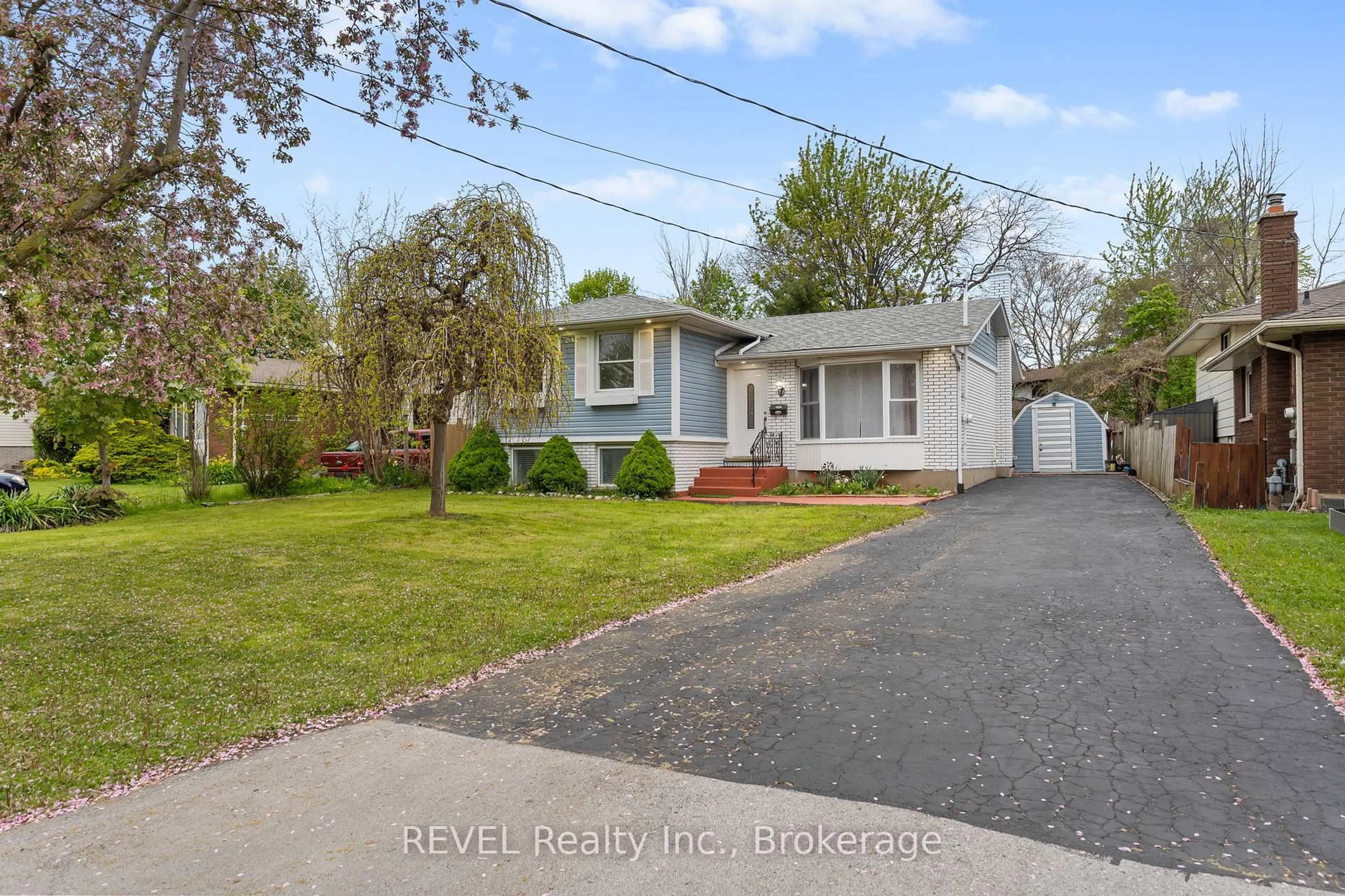 A pic from outside/outdoor area/front of a property/back of a property/a pic from drone, street for 7 Rendale Ave, St. Catharines Ontario L2M 6E9