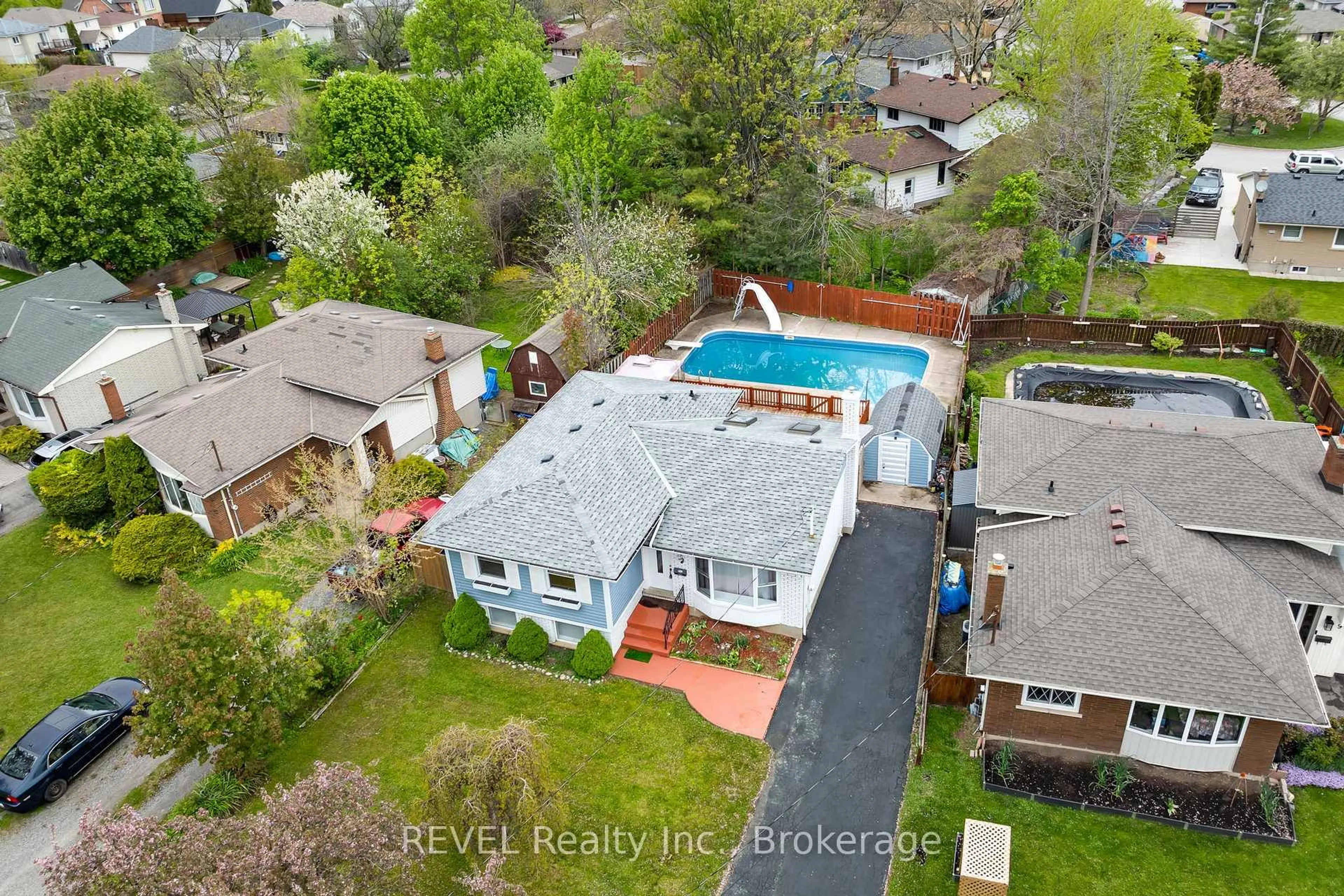 A pic from outside/outdoor area/front of a property/back of a property/a pic from drone, unknown for 7 Rendale Ave, St. Catharines Ontario L2M 6E9