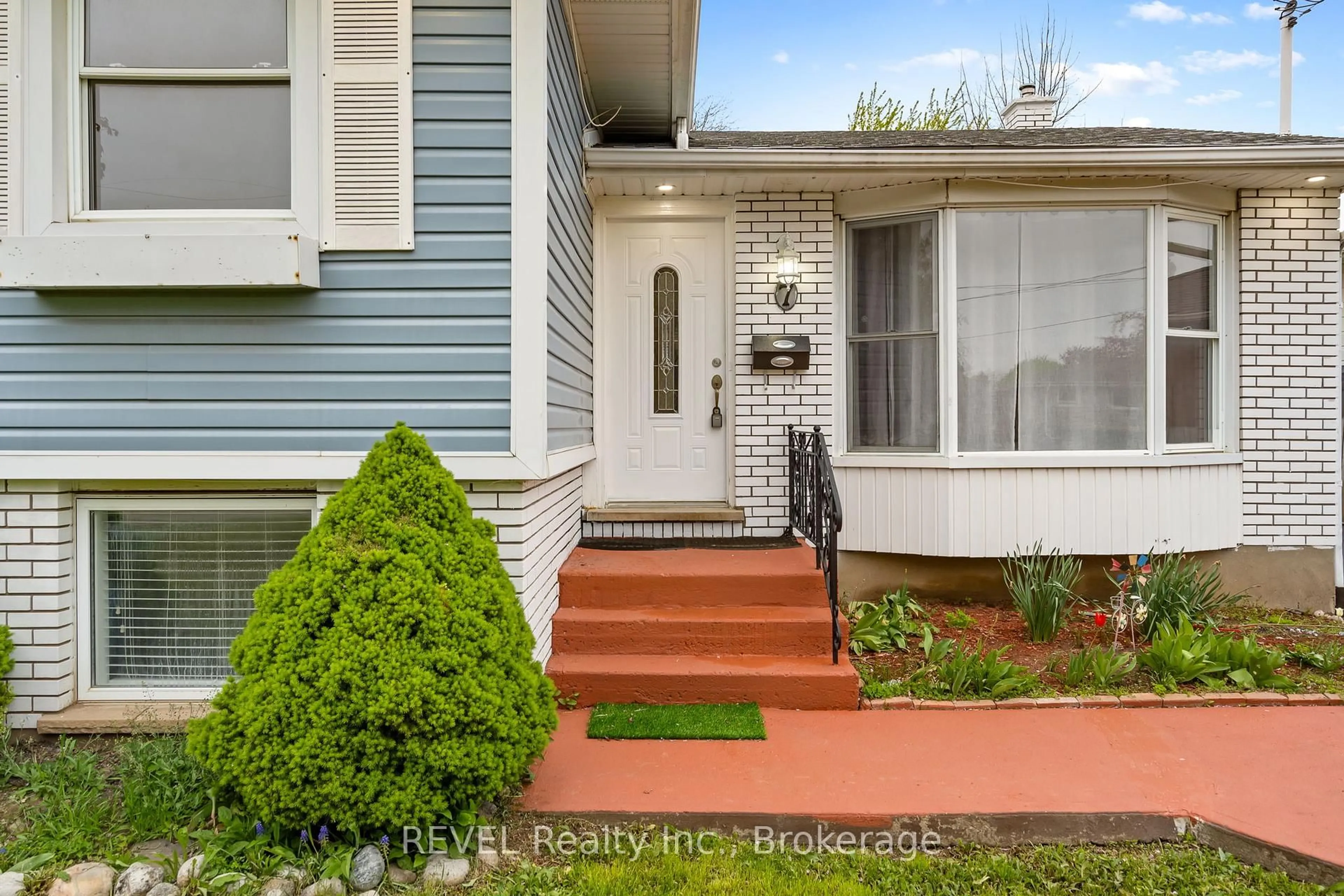 Home with vinyl exterior material, street for 7 Rendale Ave, St. Catharines Ontario L2M 6E9