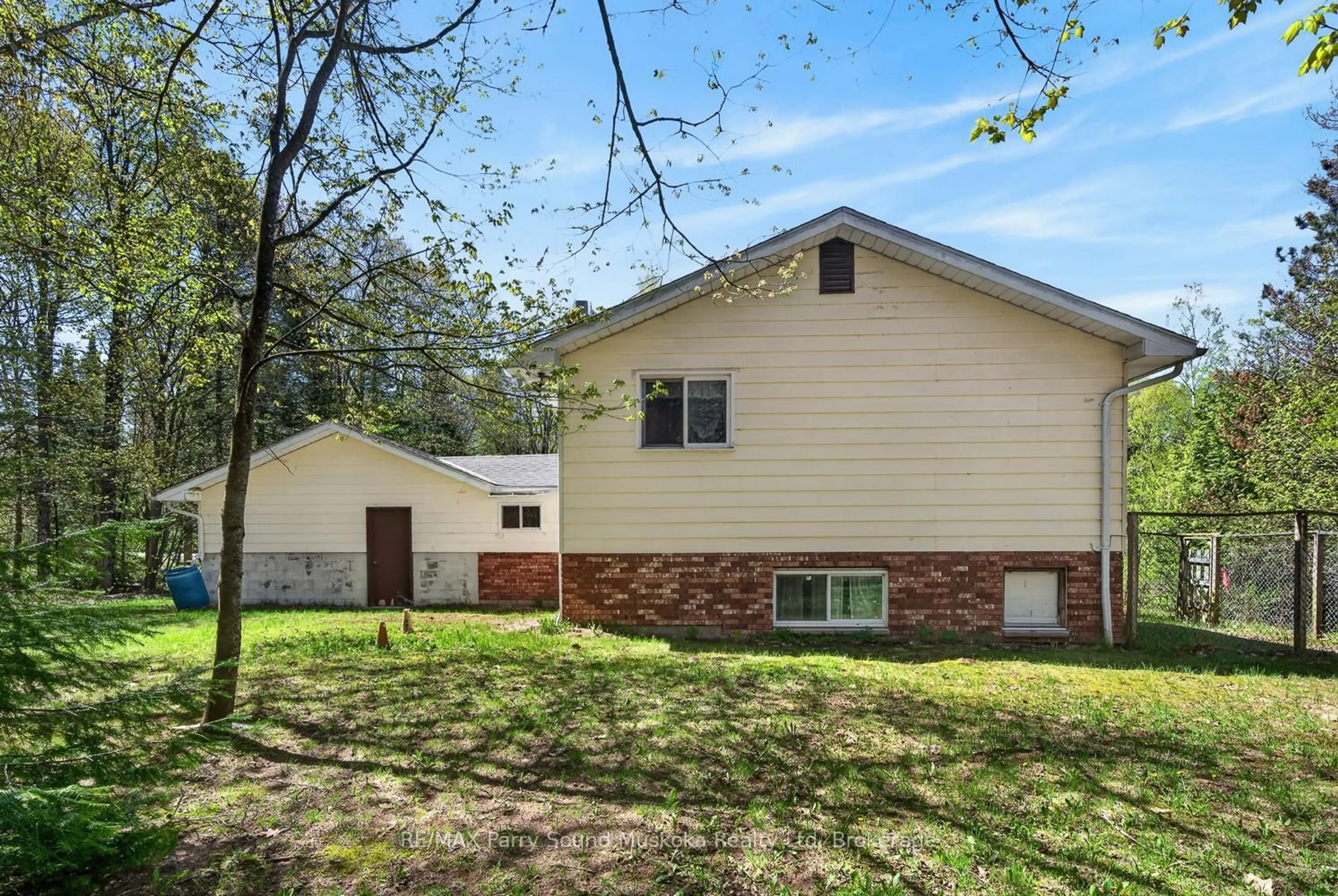 Home with vinyl exterior material, unknown for 29 Stoneman Dr, Seguin Ontario P2A 2W8