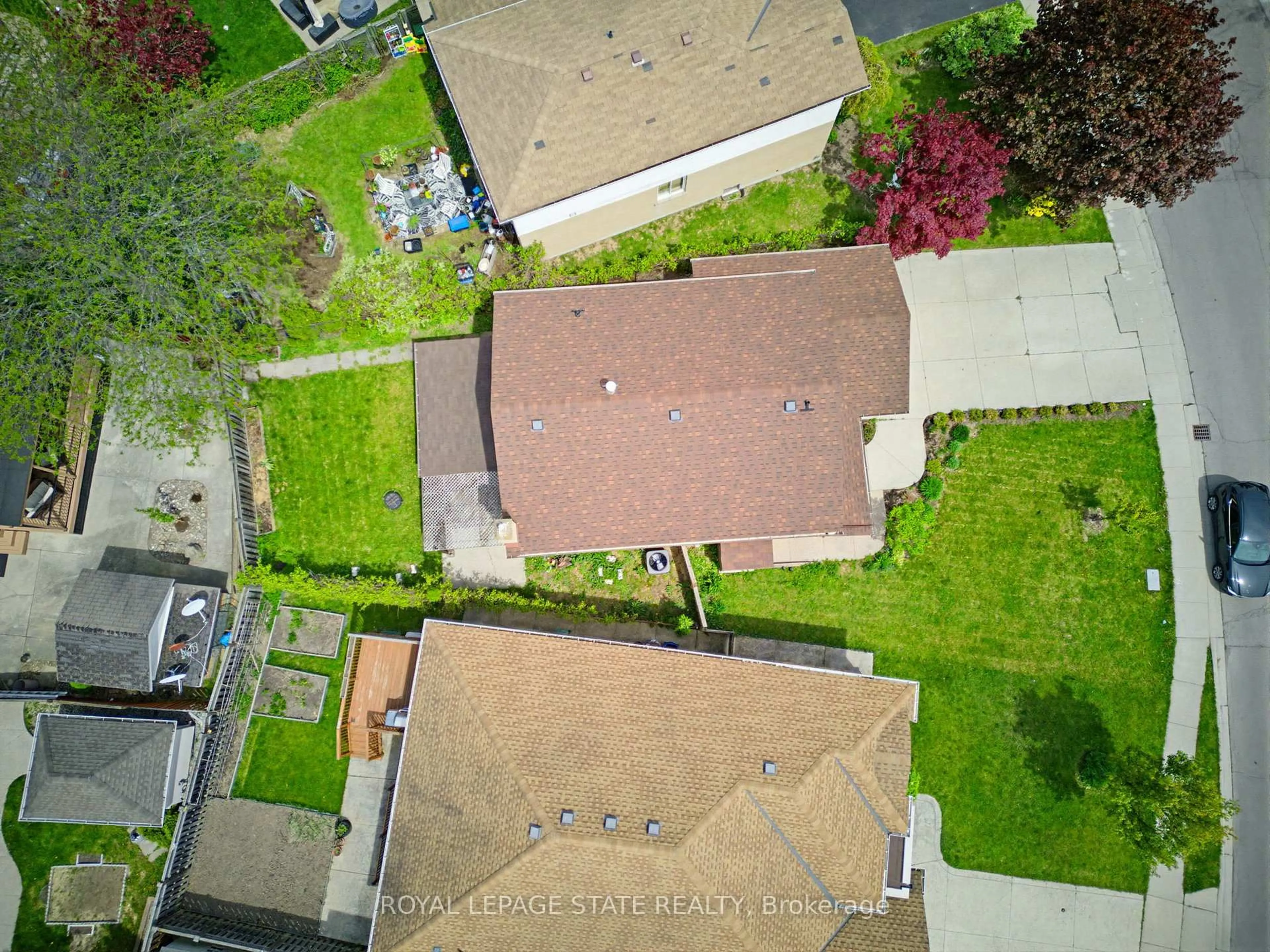 A pic from outside/outdoor area/front of a property/back of a property/a pic from drone, street for 459 Dicenzo Dr, Hamilton Ontario L9B 2C4