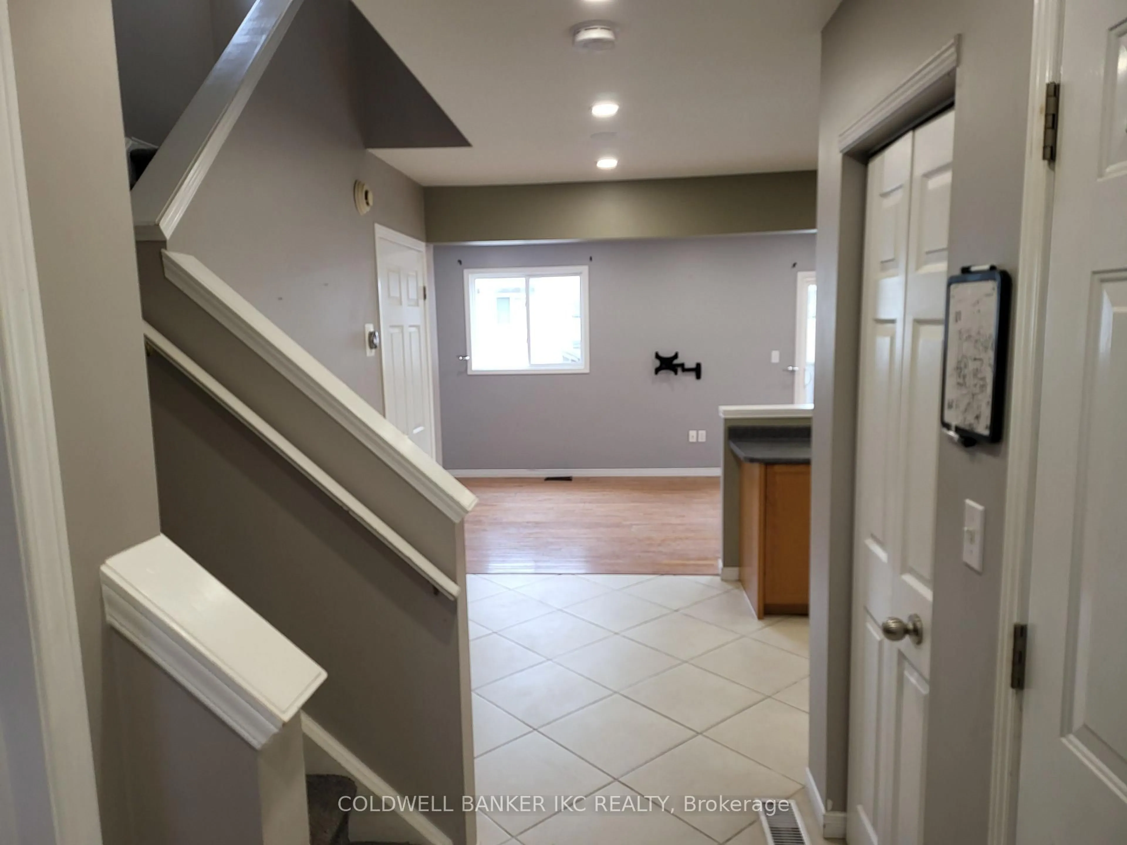 Indoor entryway for 152 Prosperity Dr, Kitchener Ontario N2E 4E8