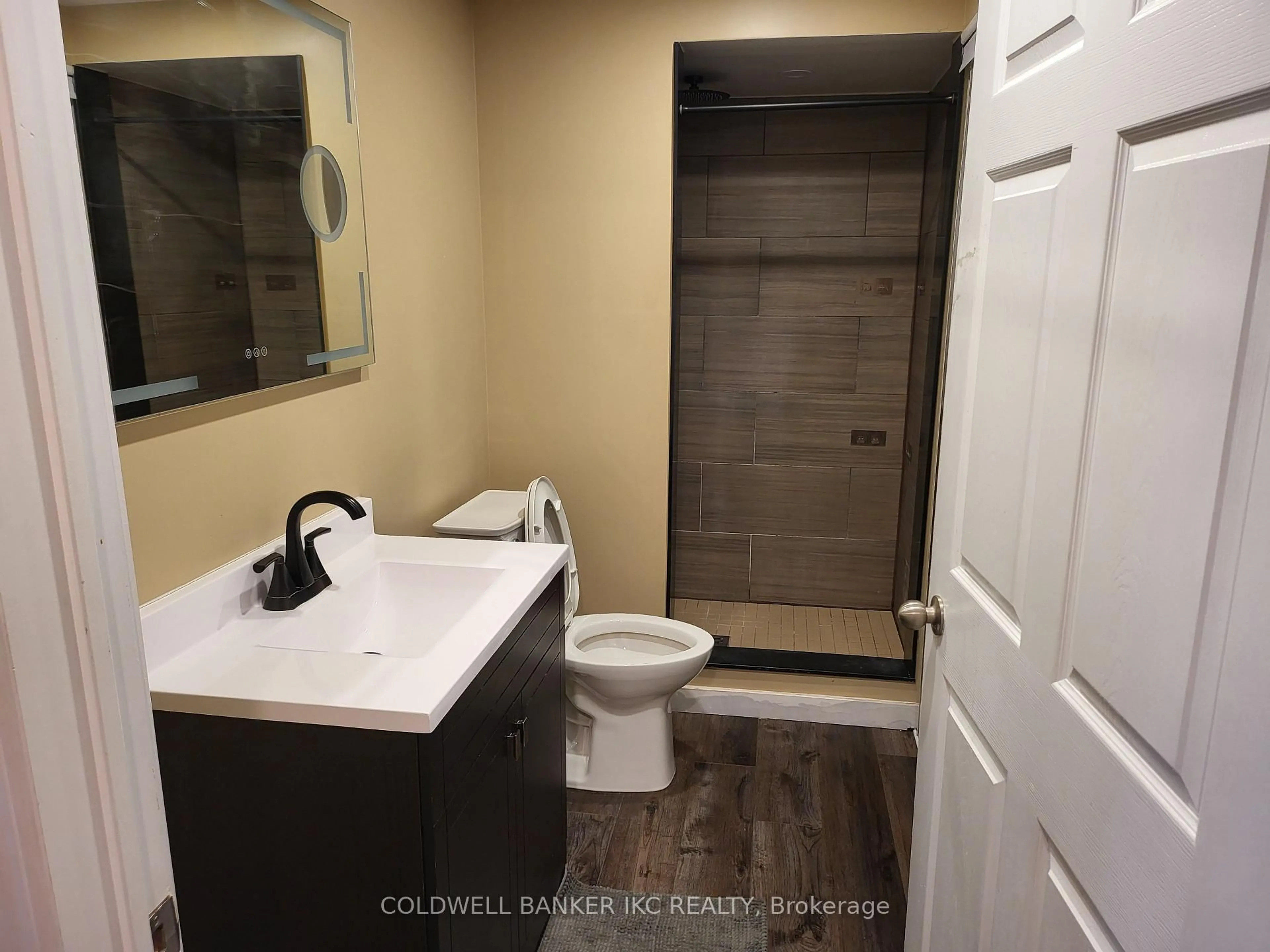 Standard bathroom, ceramic/tile floor for 152 Prosperity Dr, Kitchener Ontario N2E 4E8