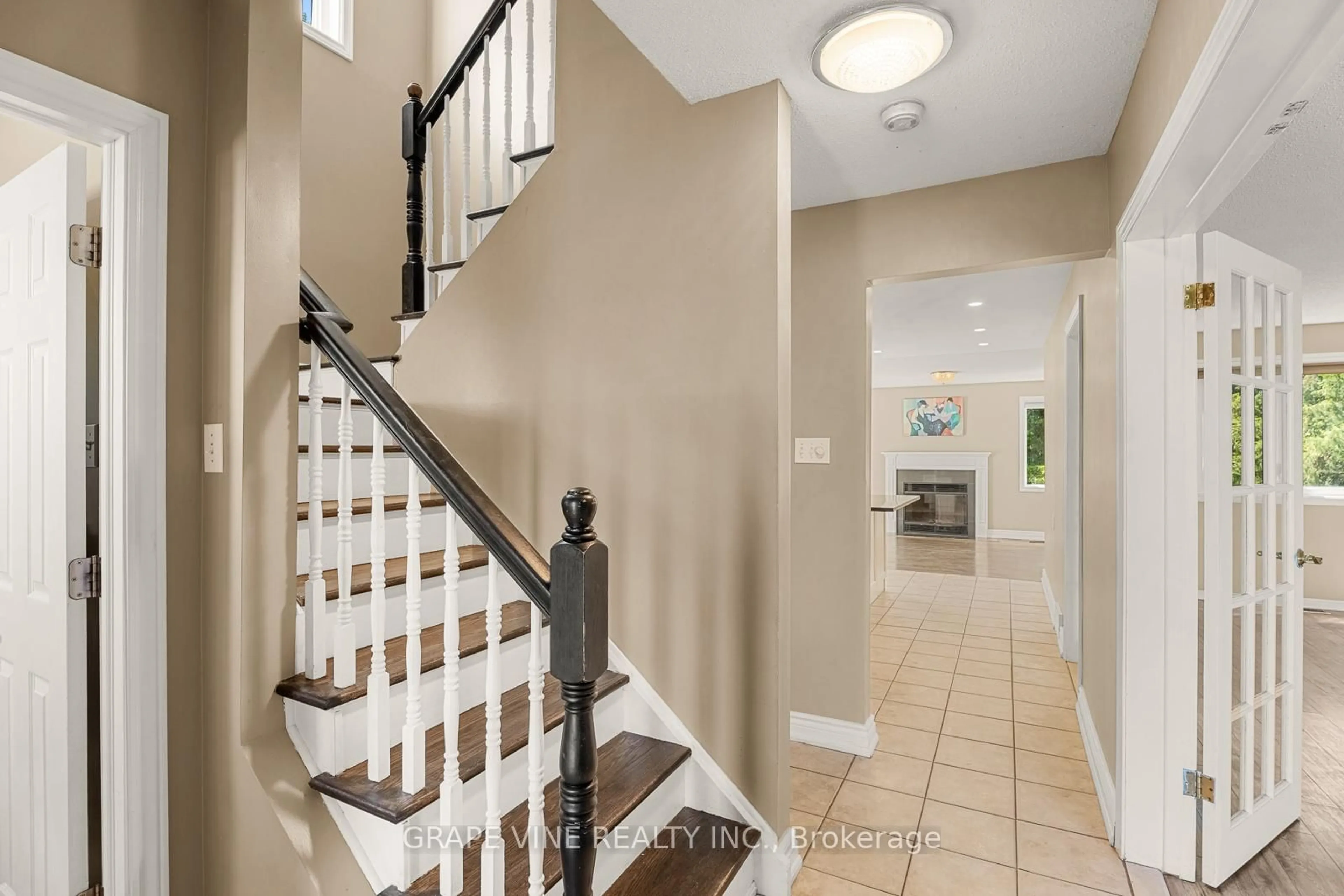 Indoor entryway for 121 Porcupine Tr, Ottawa Ontario K0A 1T0