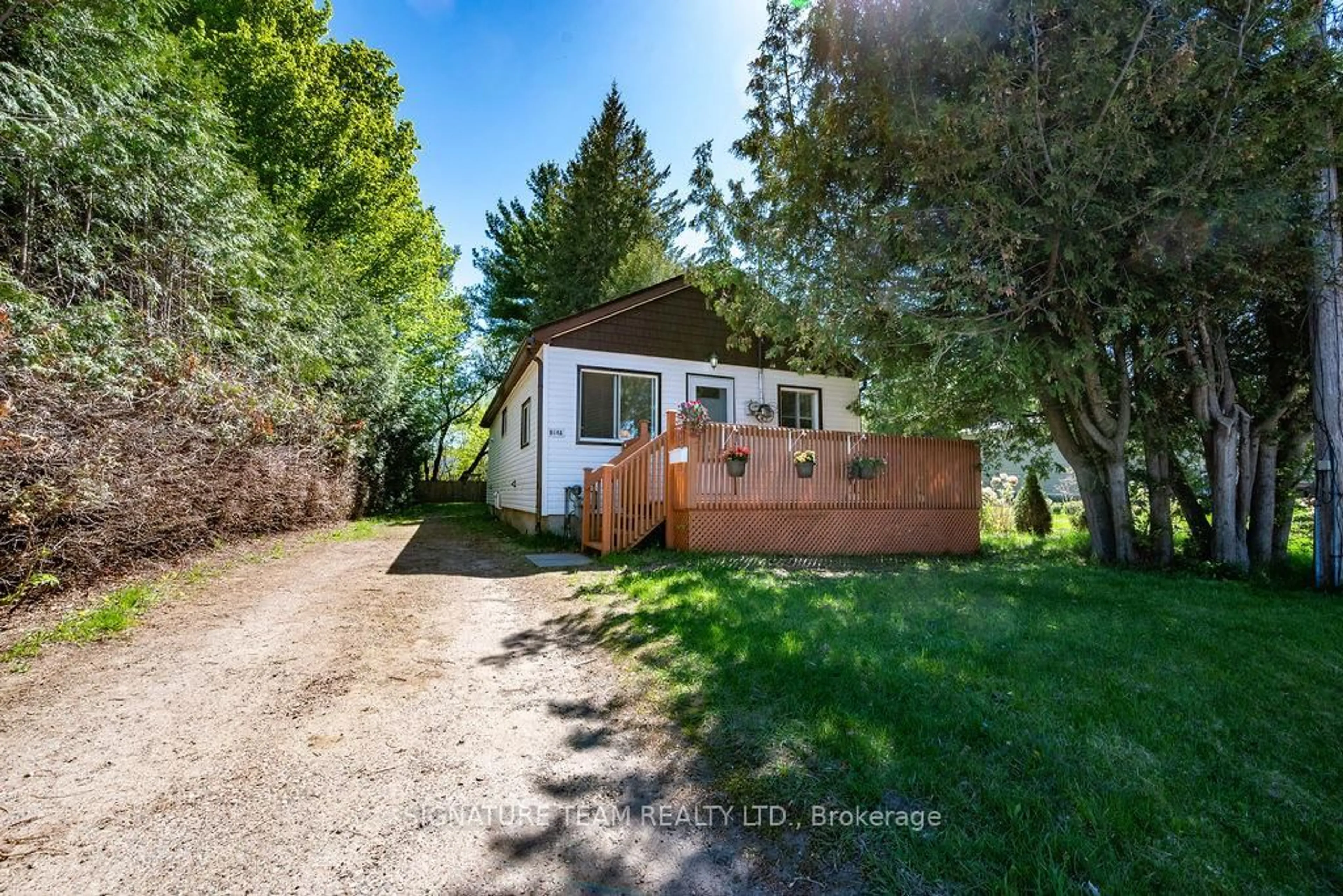 A pic from outside/outdoor area/front of a property/back of a property/a pic from drone, street for 904A Lea St, Pembroke Ontario K8A 6H7