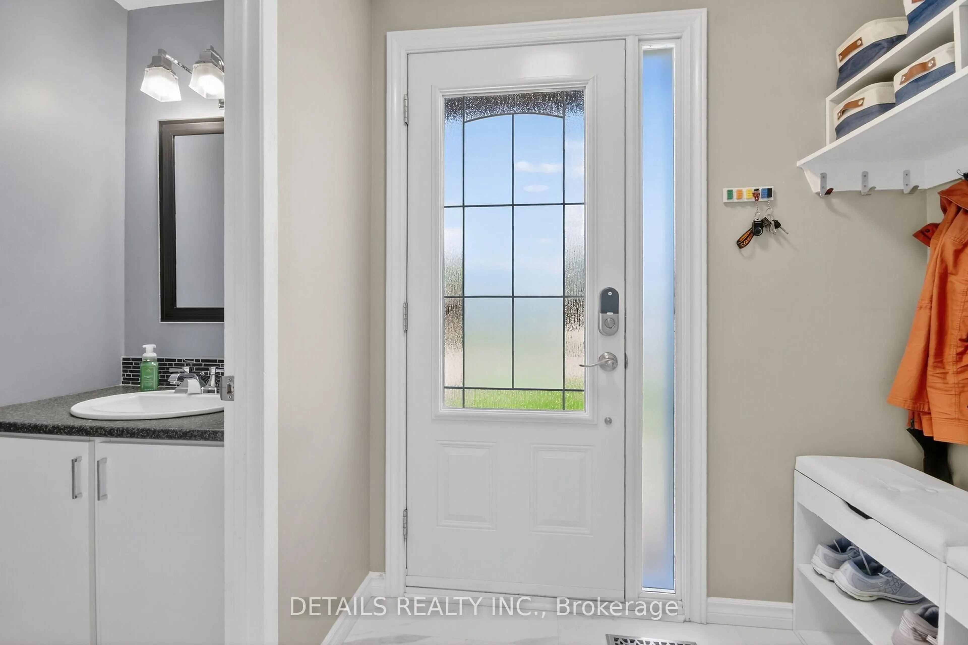 Indoor entryway for 1033 Avignon Crt, Ottawa Ontario K1C 2N4