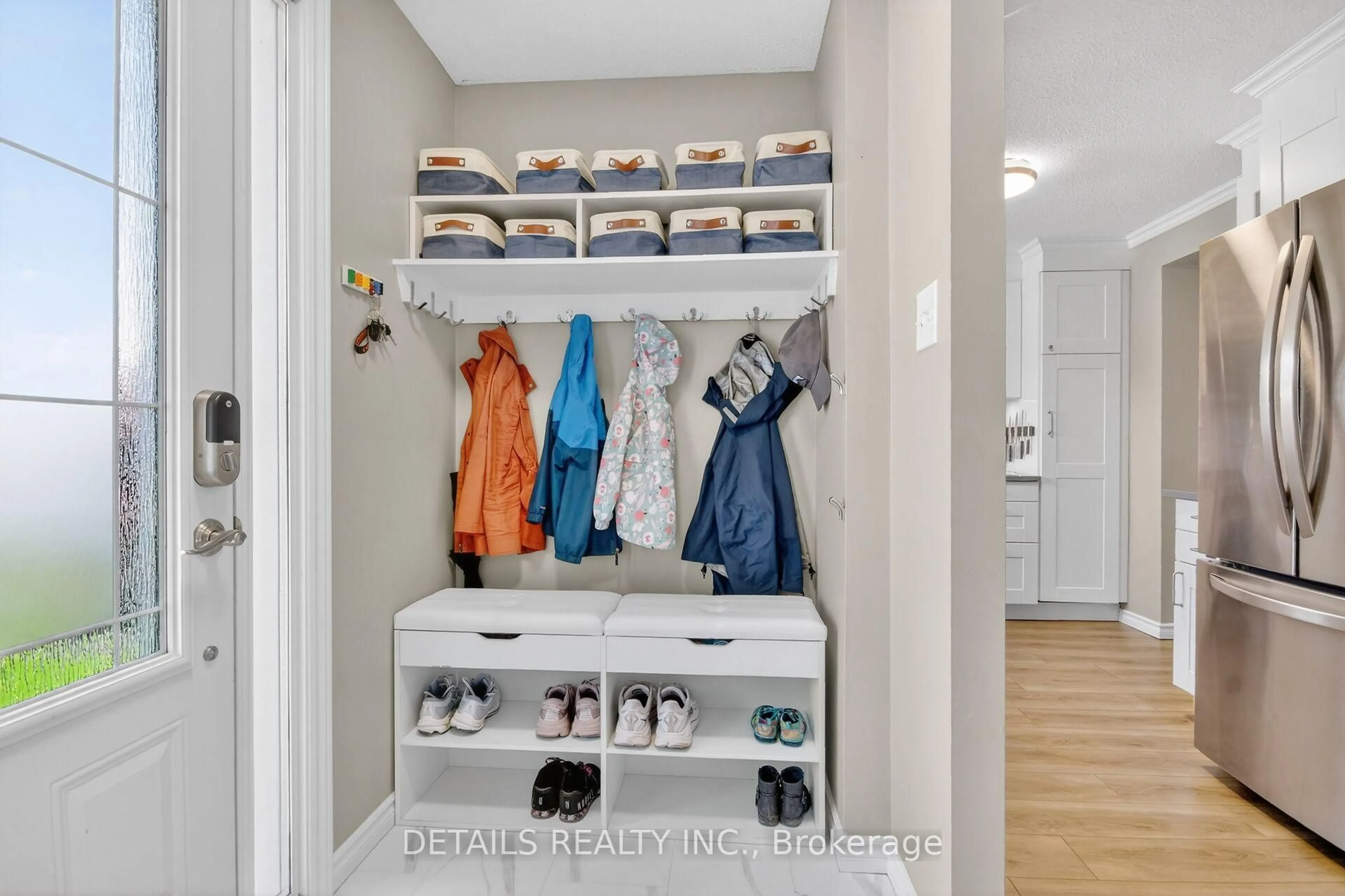 Indoor entryway for 1033 Avignon Crt, Ottawa Ontario K1C 2N4
