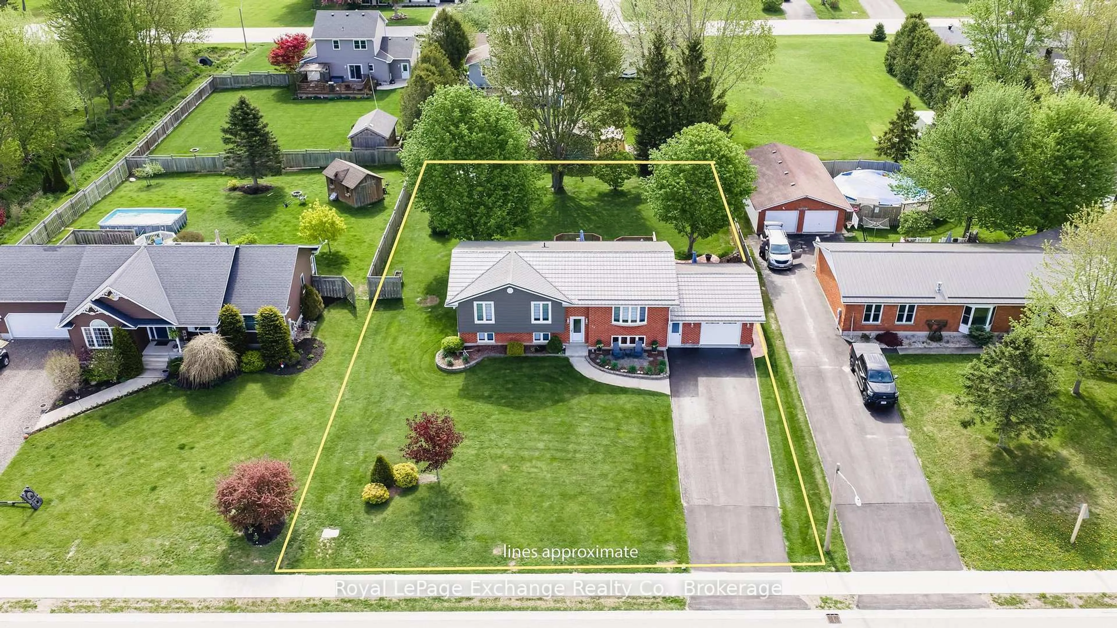 A pic from outside/outdoor area/front of a property/back of a property/a pic from drone, street for 28 Maple St, Kincardine Ontario N0G 2T0