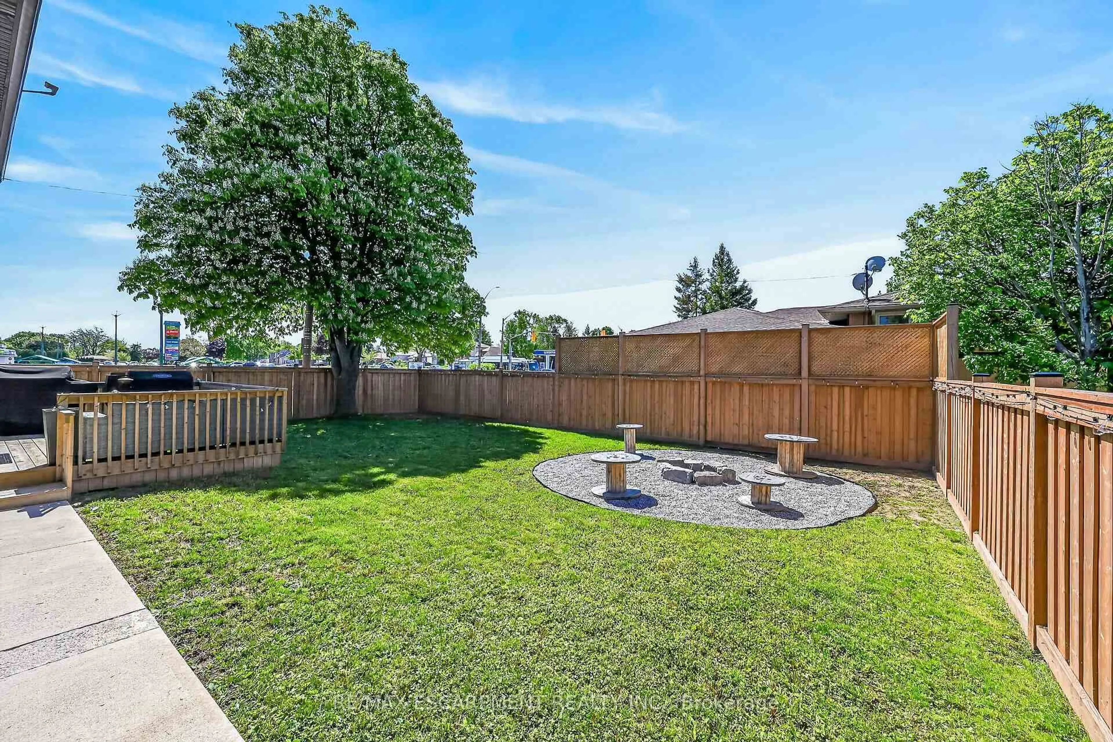 Patio, unknown for 1 Sandringham Ave, Hamilton Ontario L9C 2H3