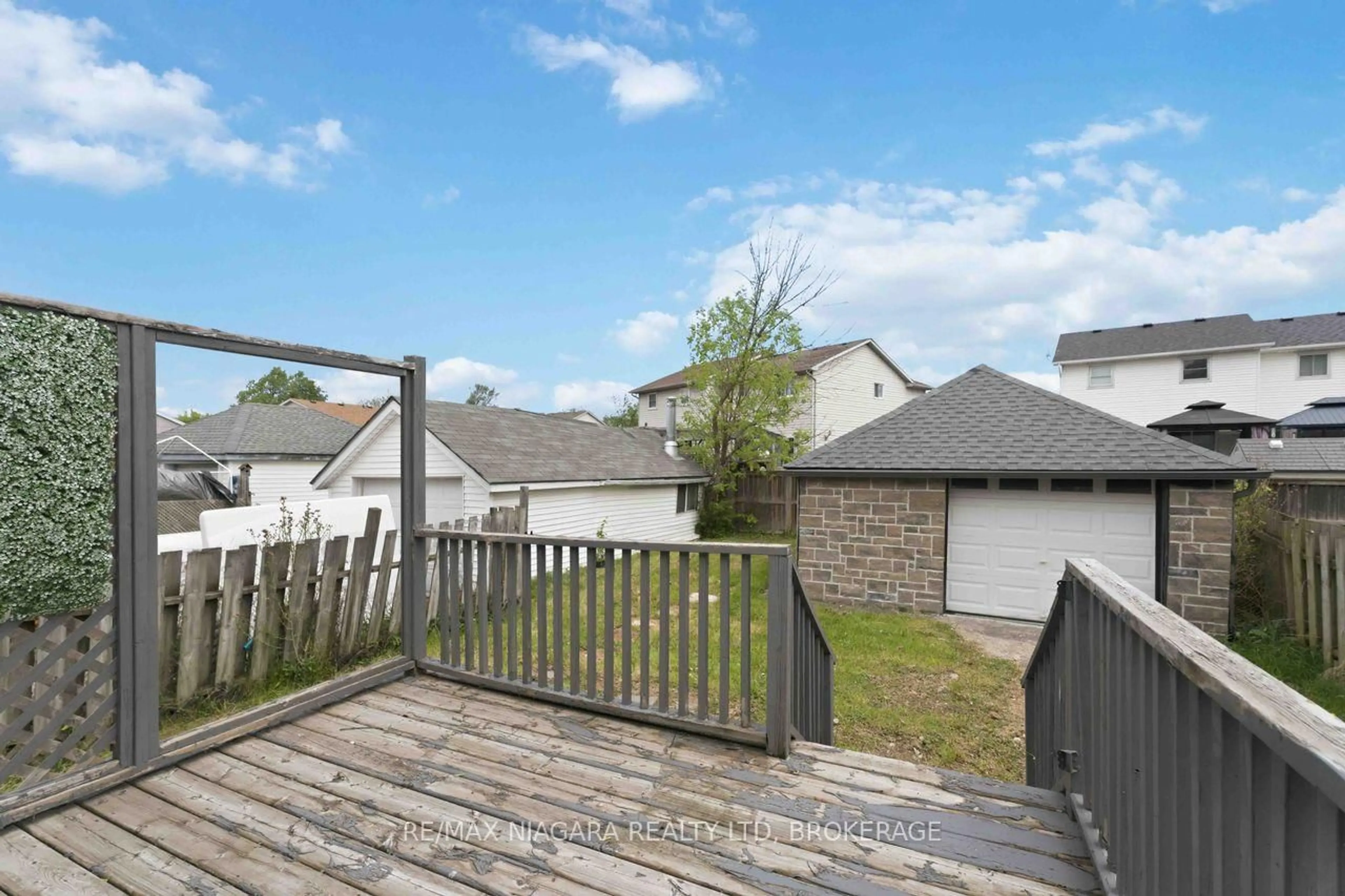 A pic from outside/outdoor area/front of a property/back of a property/a pic from drone, street for 77 Semley Ave, Welland Ontario L3C 1X5