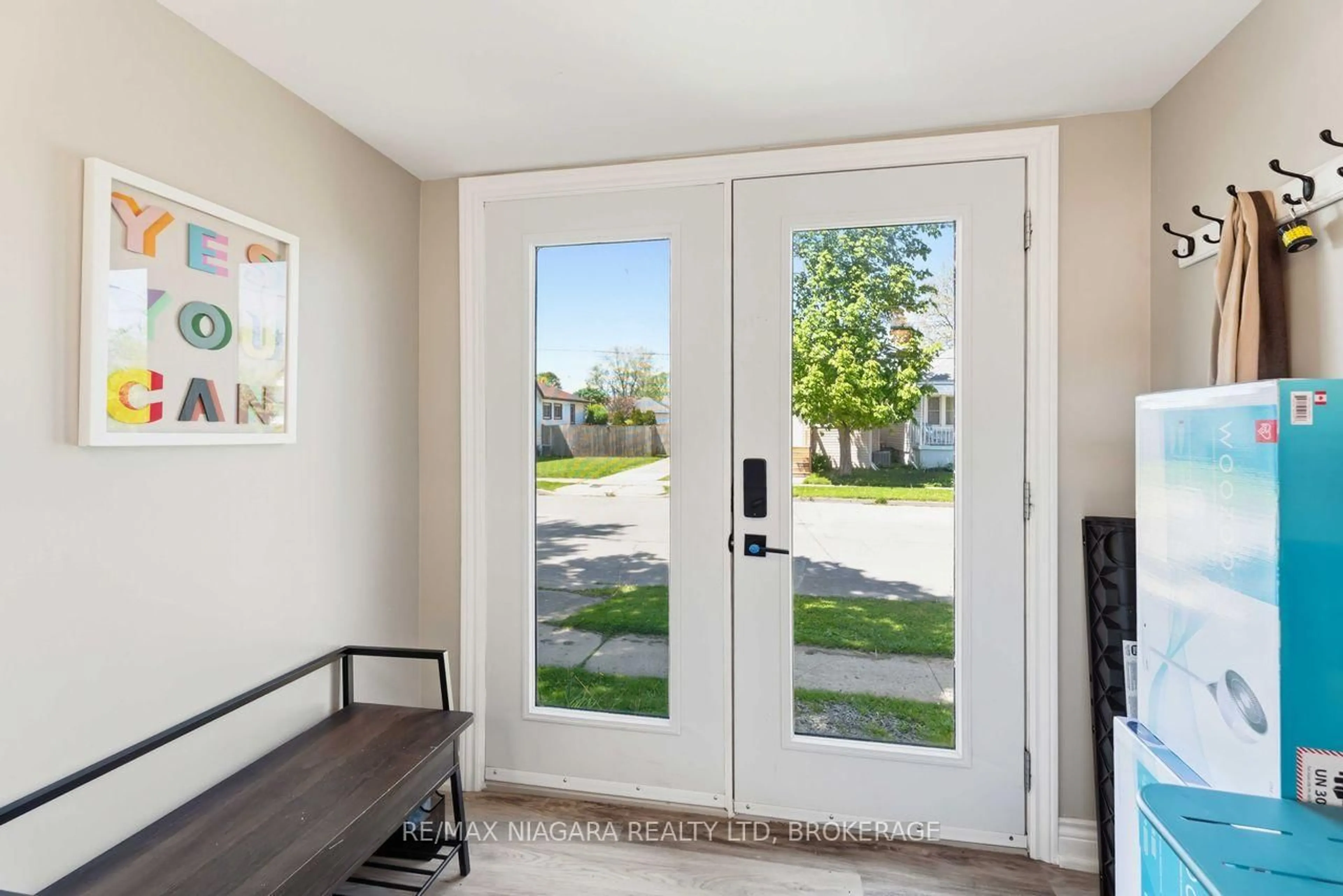 Indoor entryway for 77 Semley Ave, Welland Ontario L3C 1X5
