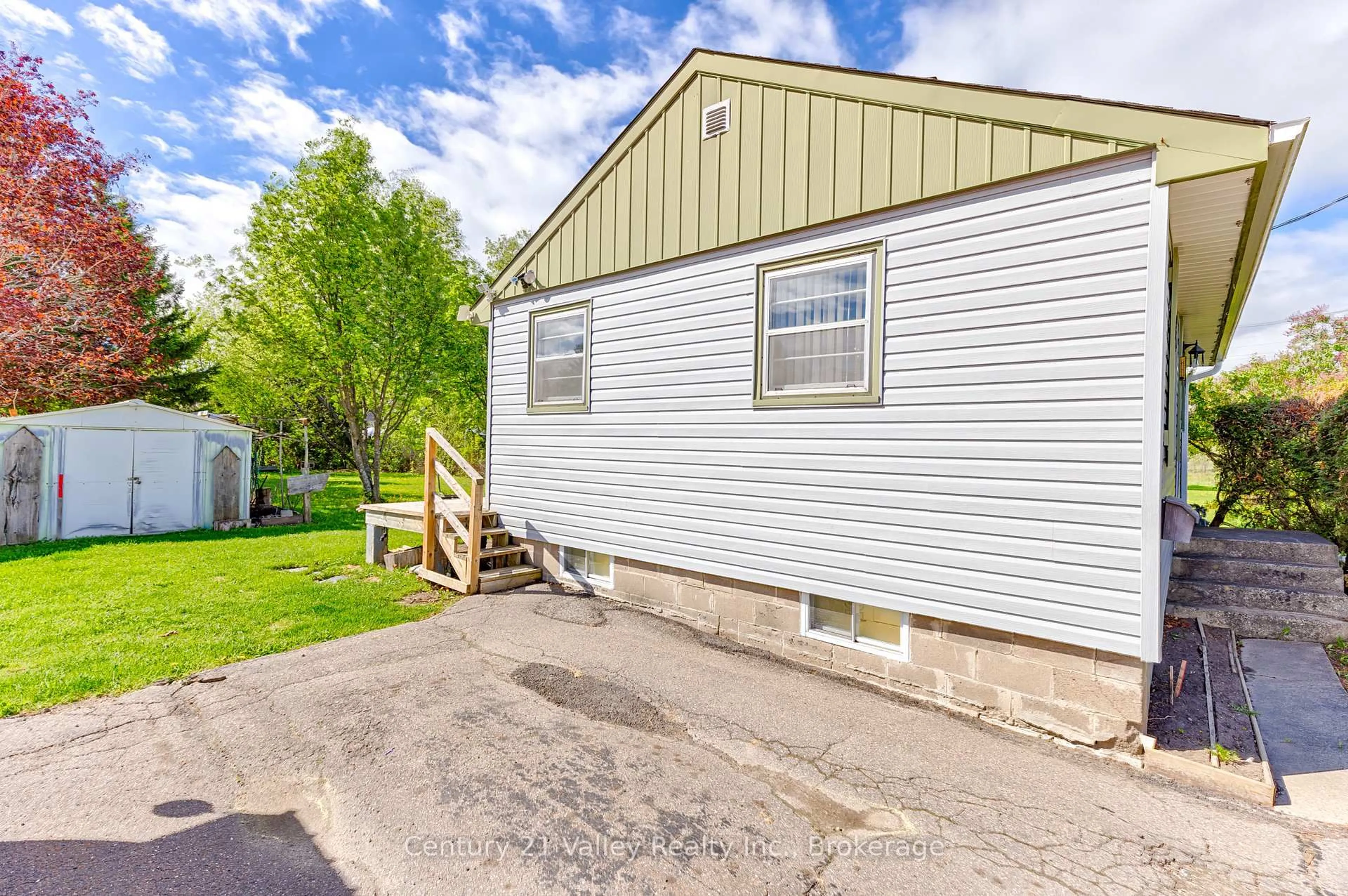 Home with vinyl exterior material, street for 397 Mary Ave, Renfrew Ontario K7V 3P6