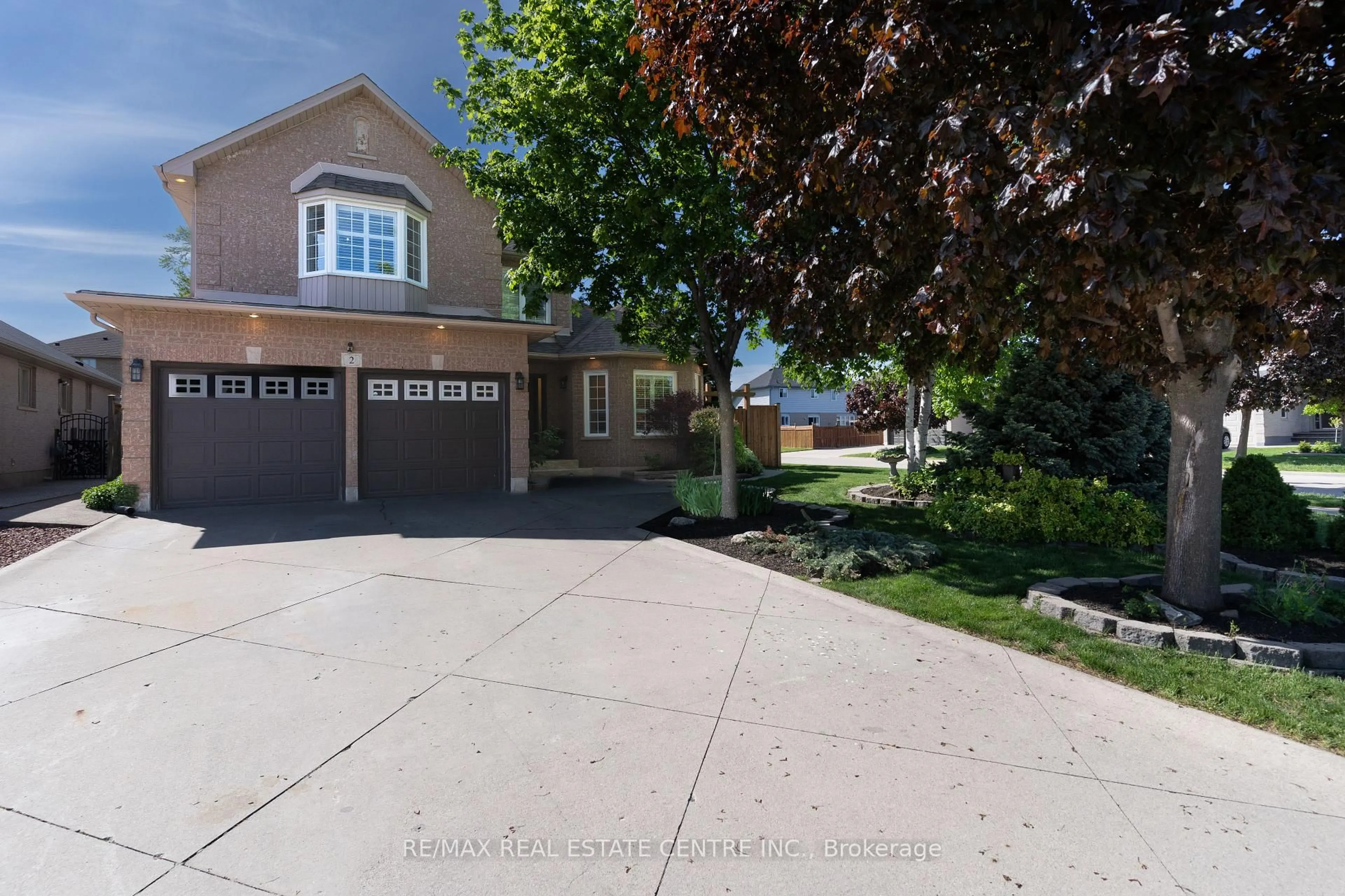 A pic from outside/outdoor area/front of a property/back of a property/a pic from drone, street for 2 Orvieto Crt, Hamilton Ontario L8E 5W1