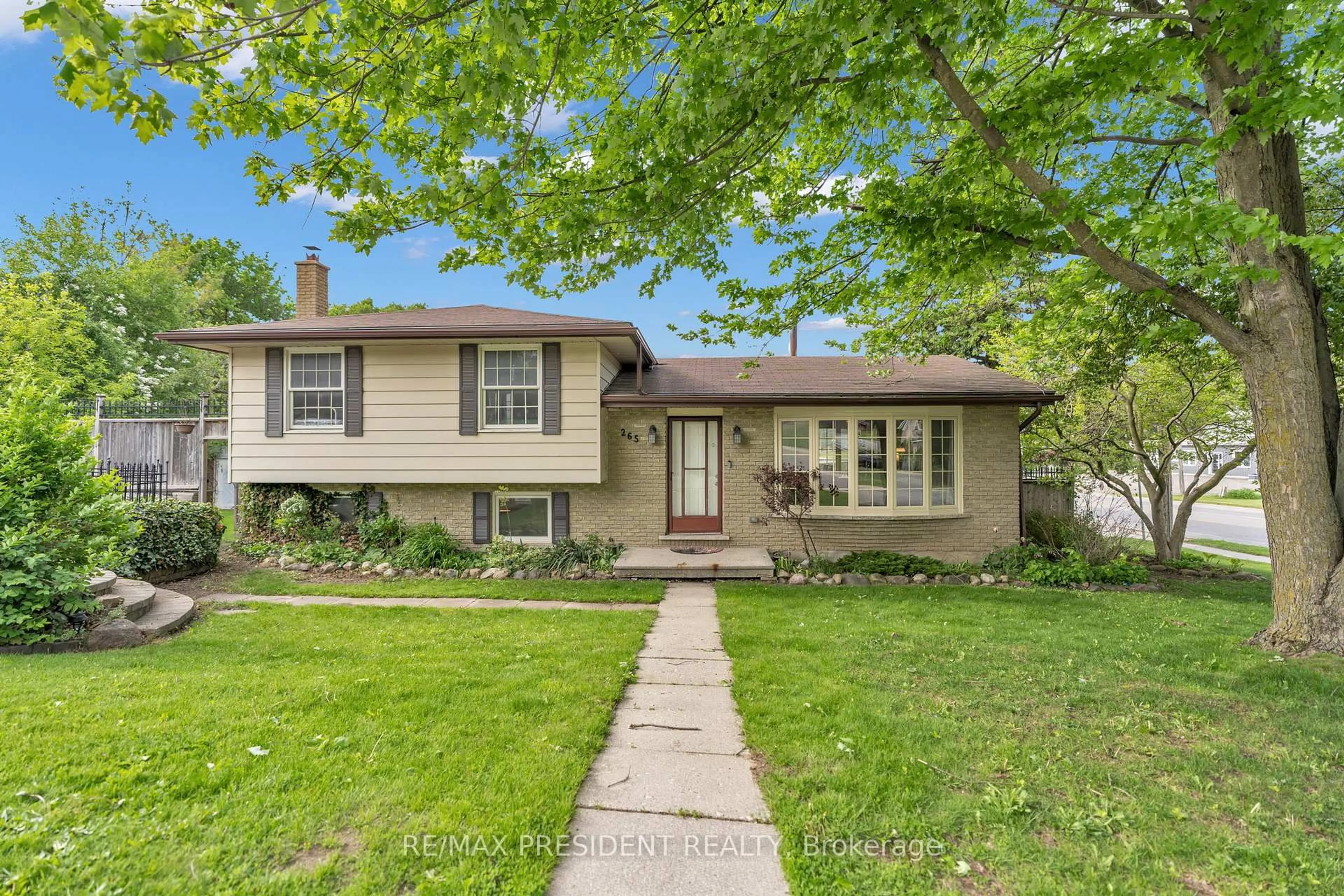 Home with vinyl exterior material, street for 265 Catharine St, Woodstock Ontario N4S 2L1