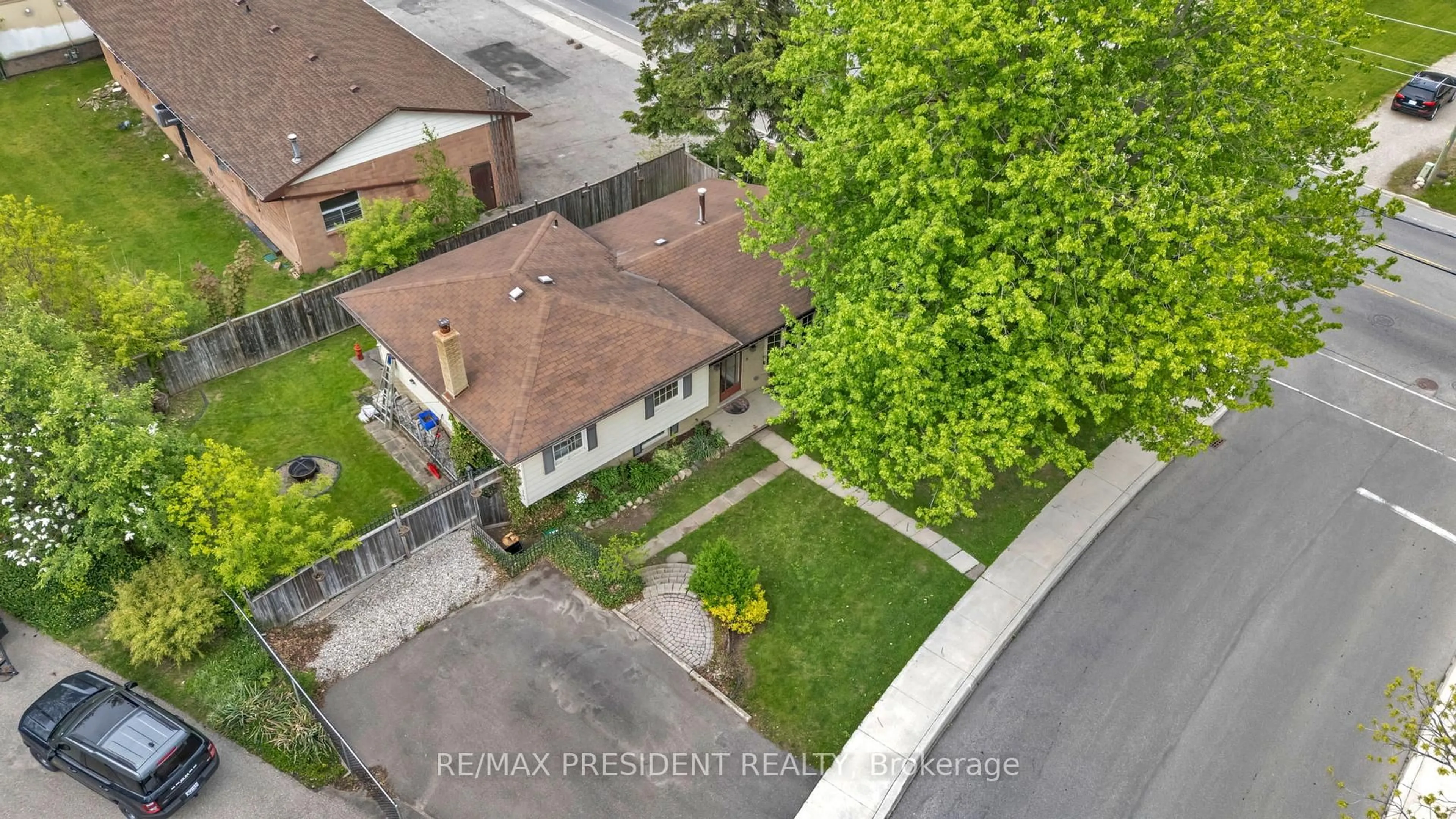 A pic from outside/outdoor area/front of a property/back of a property/a pic from drone, street for 265 Catharine St, Woodstock Ontario N4S 2L1