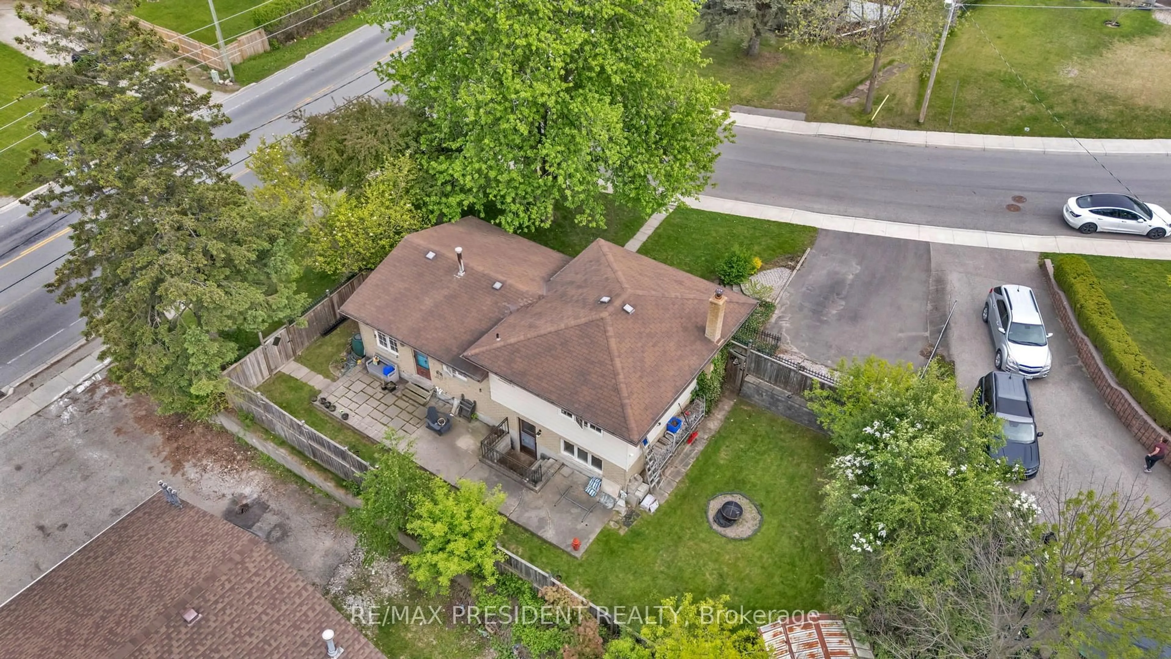 A pic from outside/outdoor area/front of a property/back of a property/a pic from drone, street for 265 Catharine St, Woodstock Ontario N4S 2L1