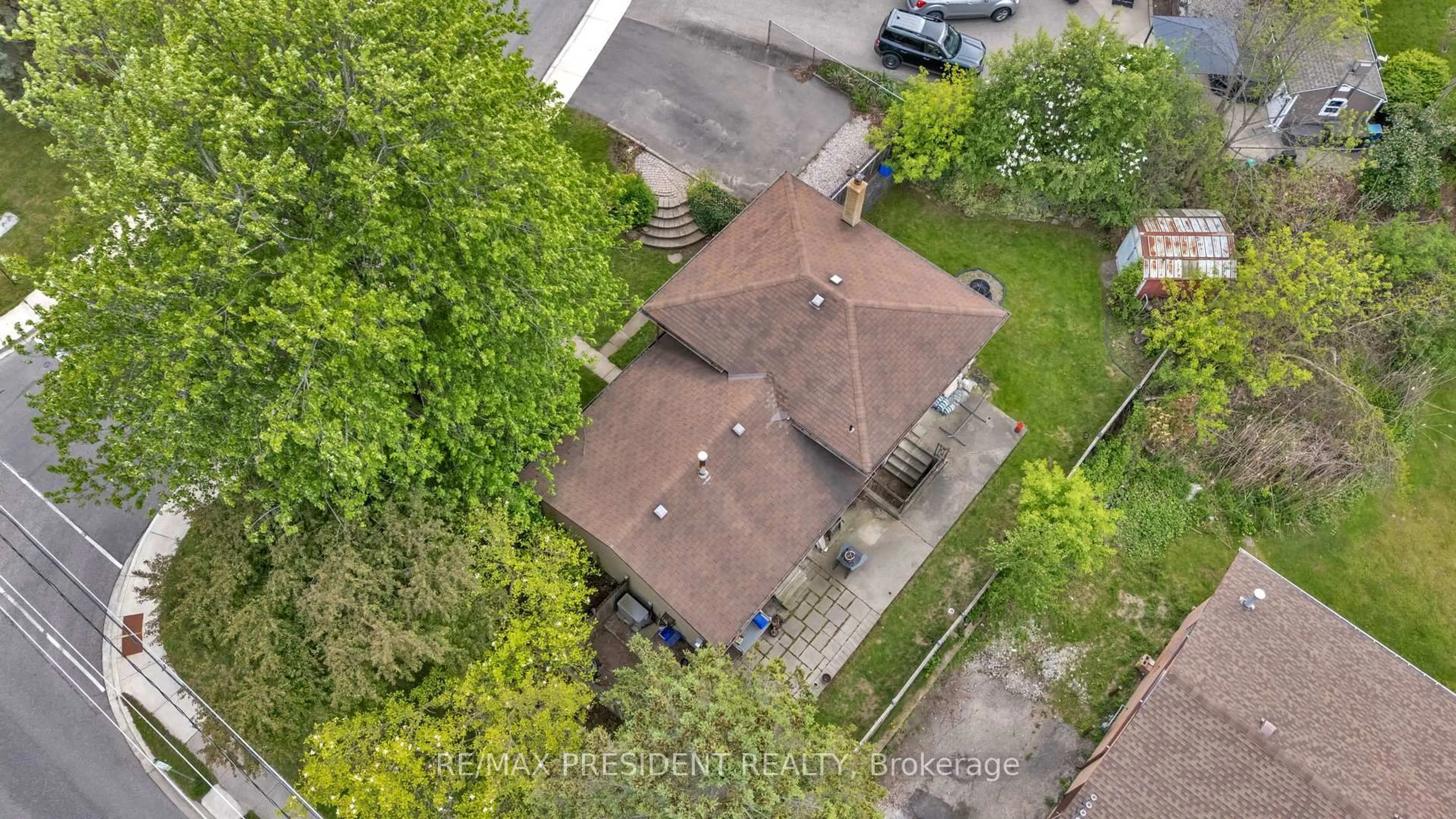 A pic from outside/outdoor area/front of a property/back of a property/a pic from drone, street for 265 Catharine St, Woodstock Ontario N4S 2L1