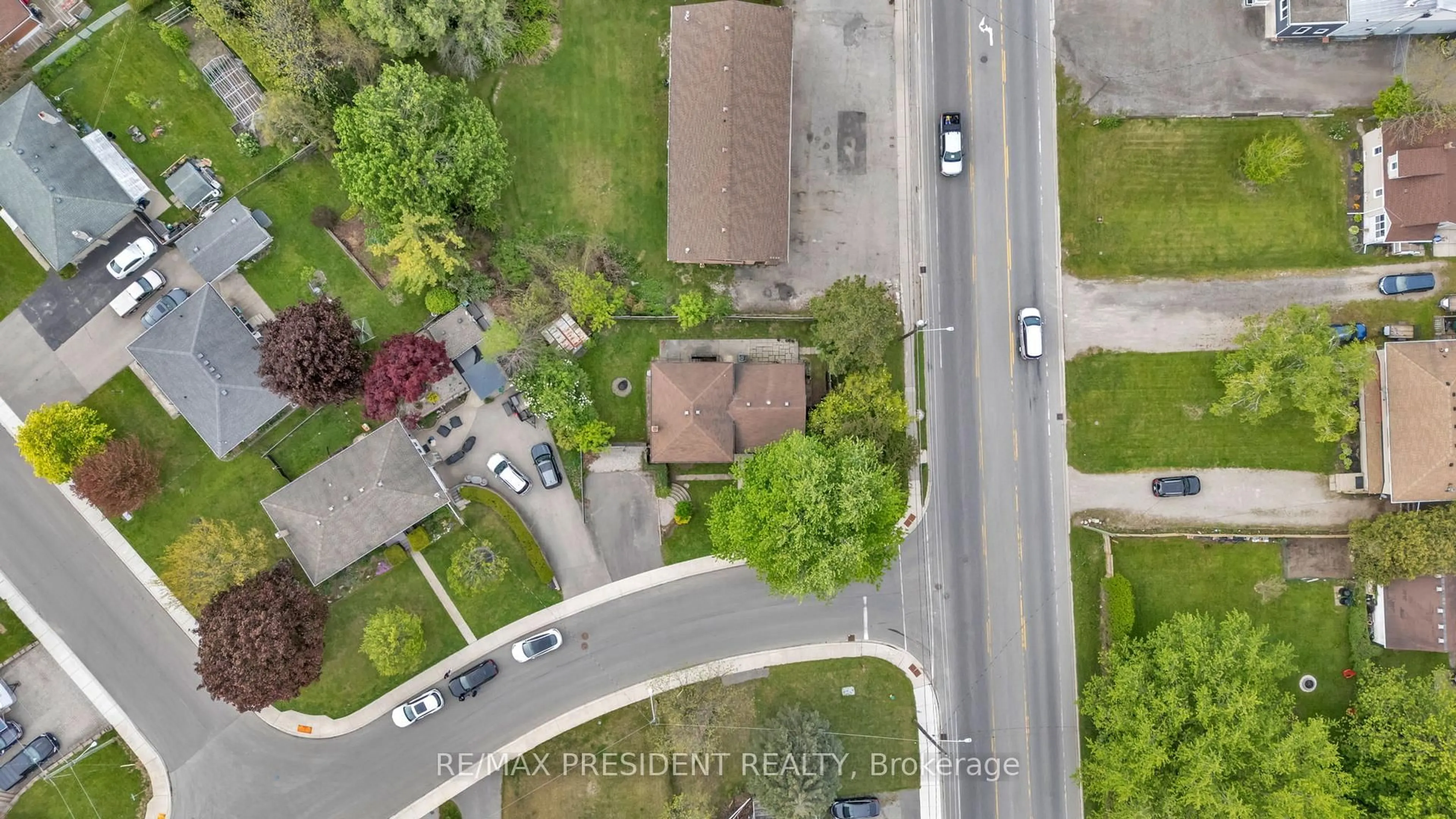 A pic from outside/outdoor area/front of a property/back of a property/a pic from drone, street for 265 Catharine St, Woodstock Ontario N4S 2L1