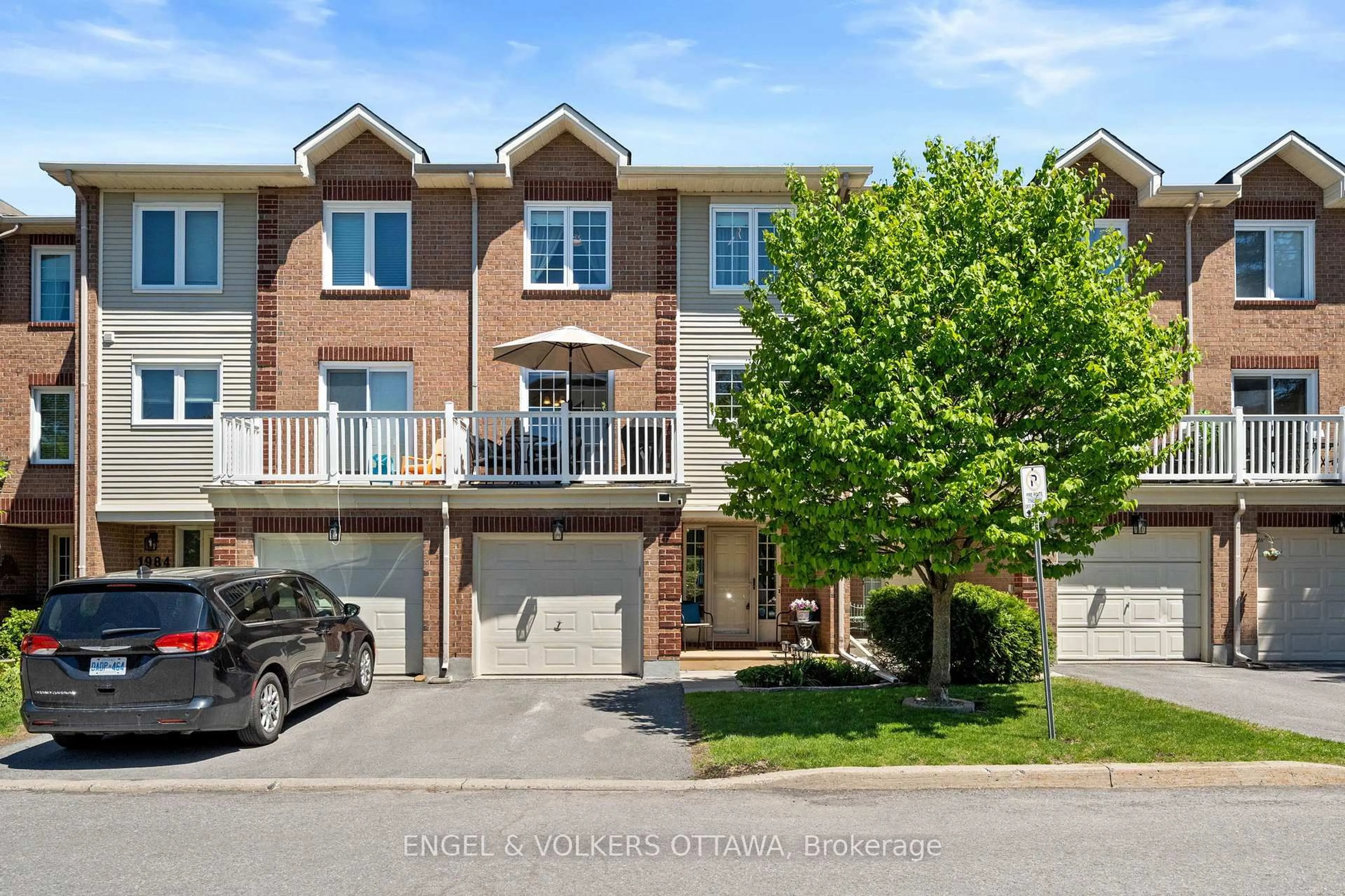 A pic from outside/outdoor area/front of a property/back of a property/a pic from drone, street for 1986 Summerfields Cres #27, Ottawa Ontario K1C 7B4