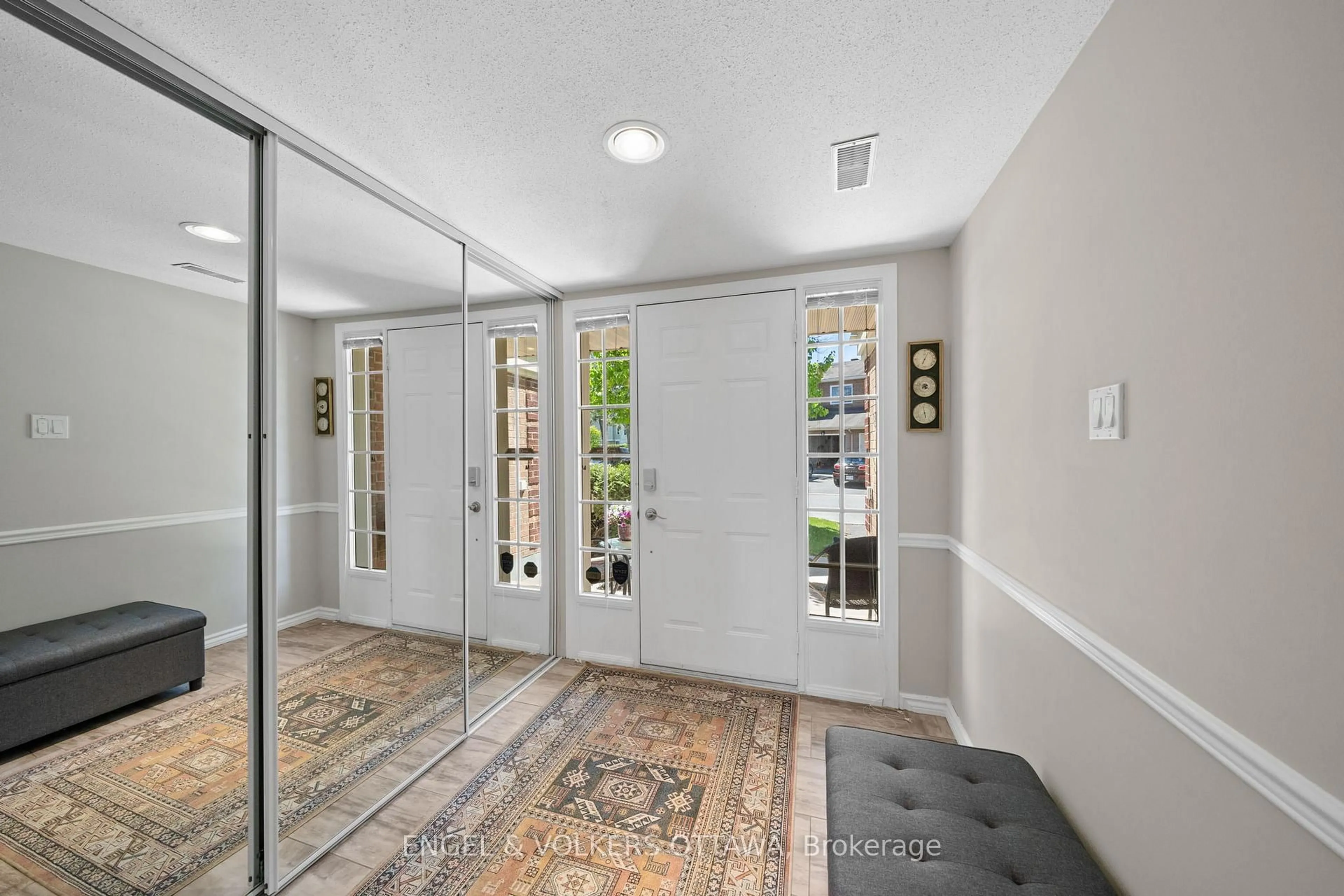 Indoor entryway for 1986 Summerfields Cres #27, Ottawa Ontario K1C 7B4