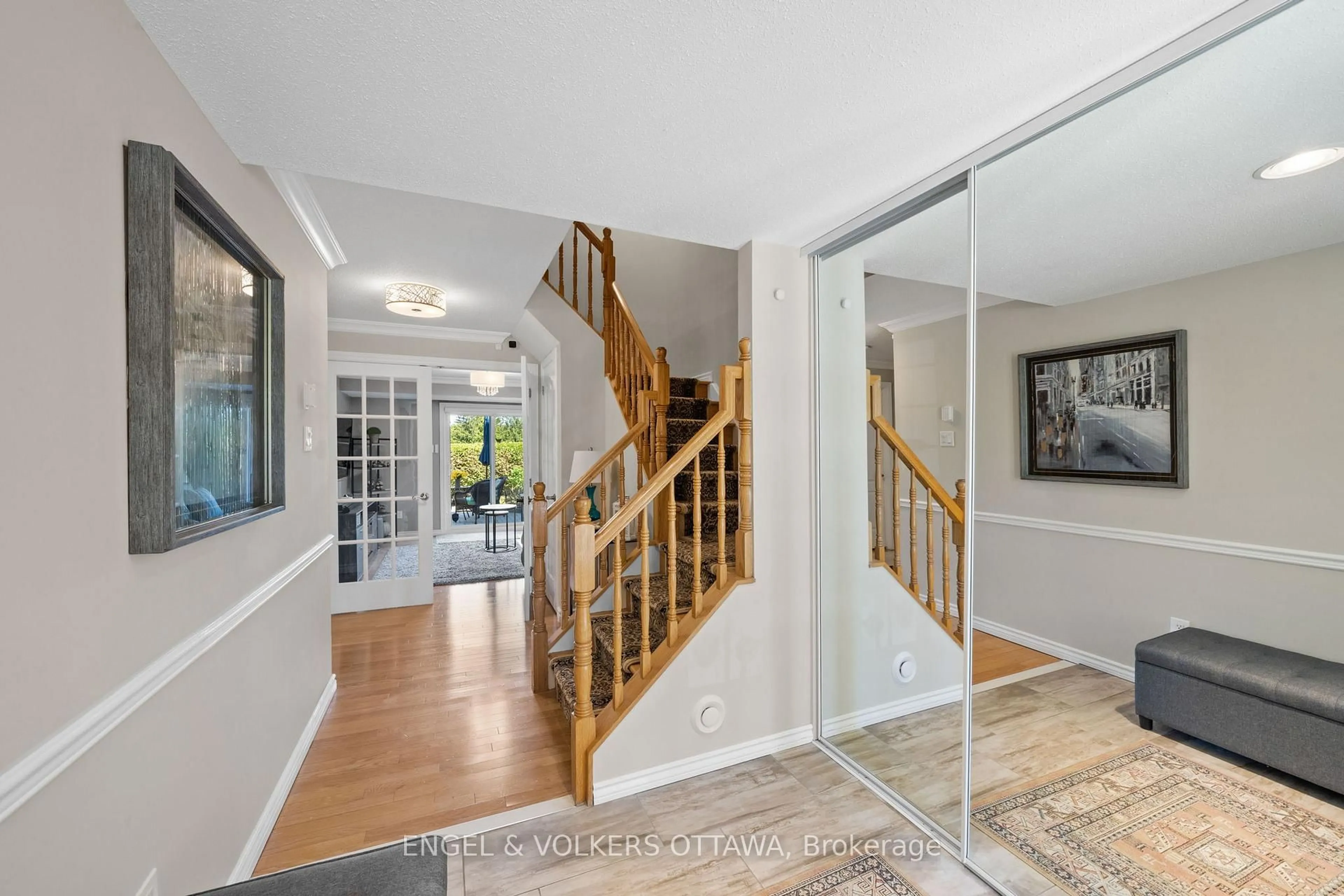 Indoor entryway for 1986 Summerfields Cres #27, Ottawa Ontario K1C 7B4