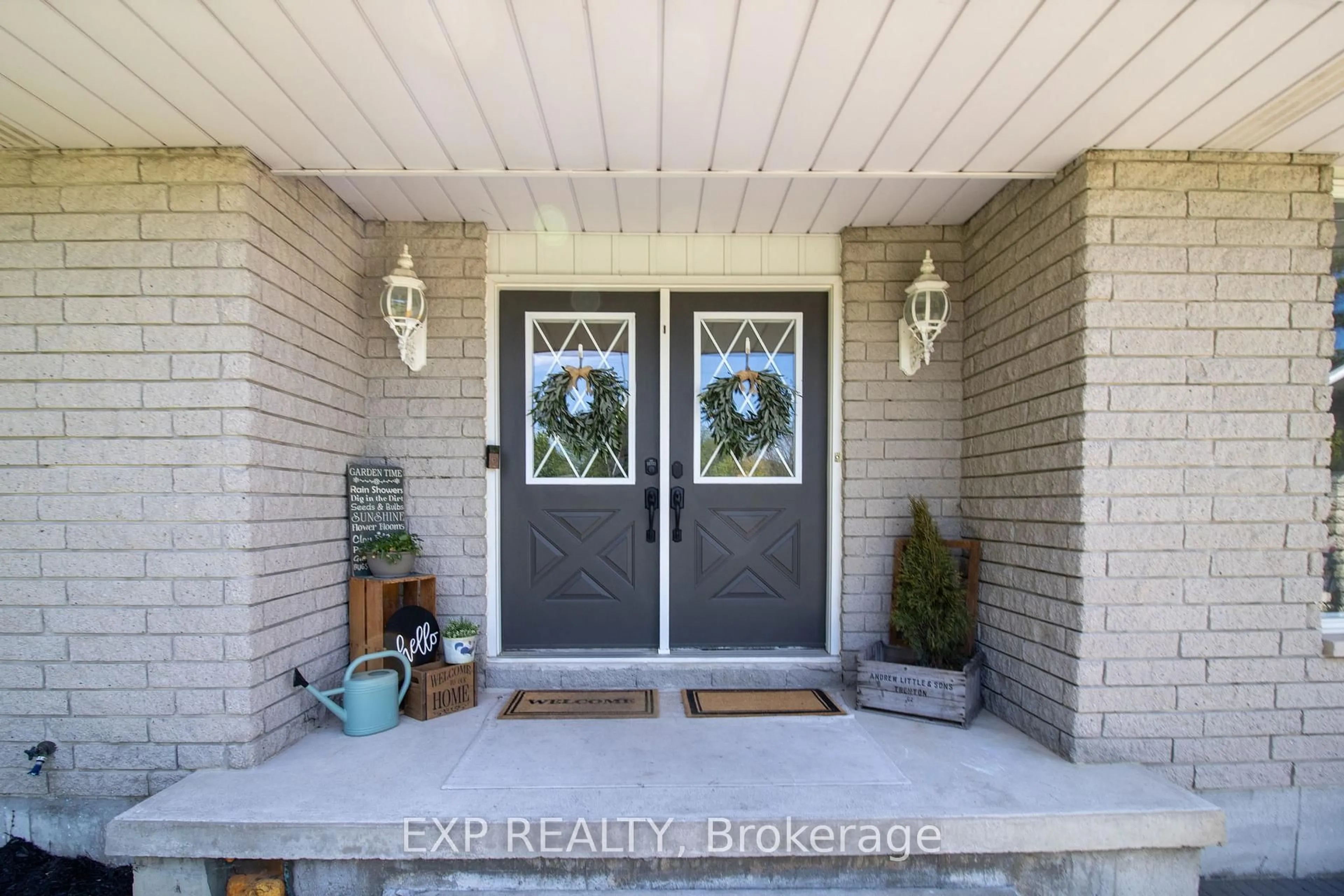 Indoor entryway for 1080 Church St, Augusta Ontario K0E 1P0