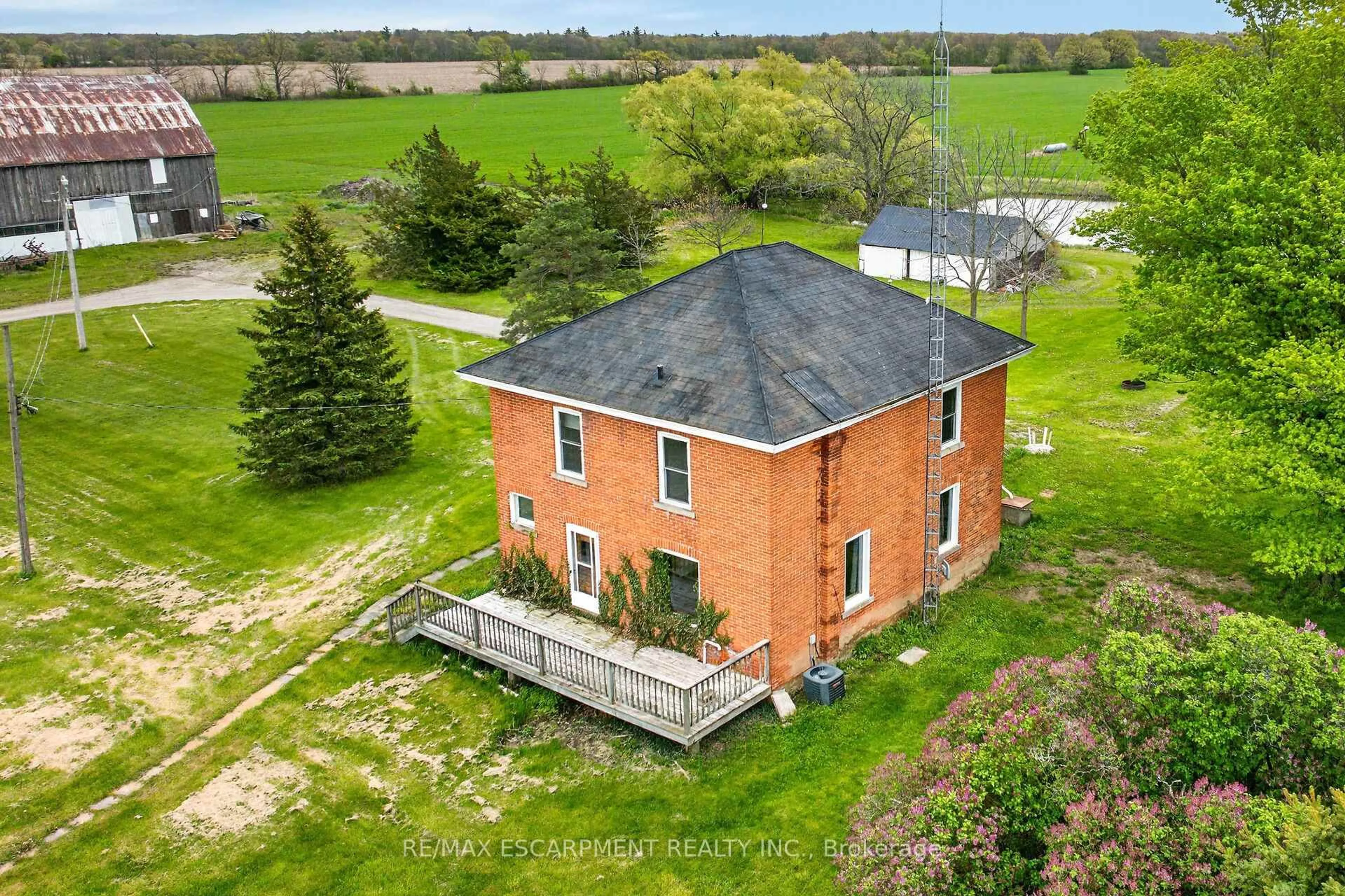 A pic from outside/outdoor area/front of a property/back of a property/a pic from drone, building for 1054 Townline Rd, Haldimand Ontario N0A 1C0