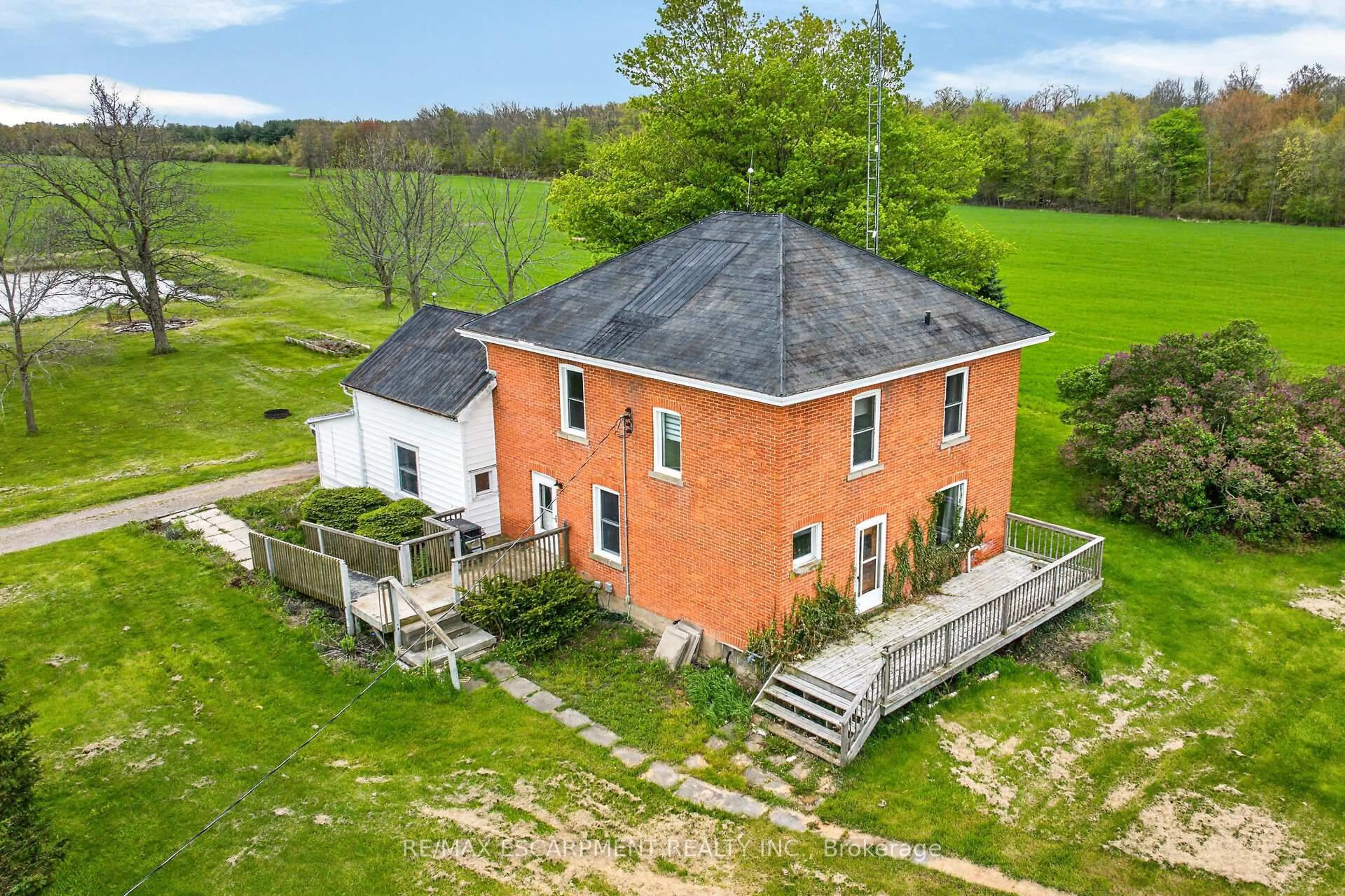 A pic from outside/outdoor area/front of a property/back of a property/a pic from drone, building for 1054 Townline Rd, Haldimand Ontario N0A 1C0